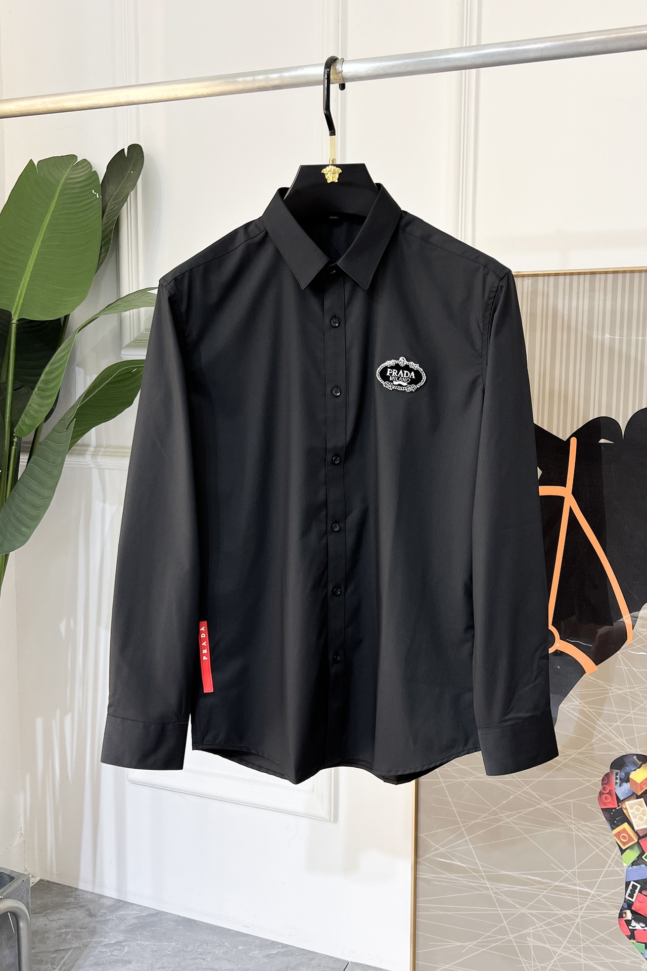 NO:525211,Prada - SS Spring Fashion Big Boutique Long-sleeved Shirt, Trading Company Channel Product, the perfect quality, belongs to the cabinet level, predictable hot product, high-end customized imported high-end cotton blend fabric, master-level tailoring, invincible texture, excellent skin-friendly, very outstanding aesthetic design, exquisite craftsmanship, smooth lines, perfect matching!  Easy to upgrade the sense of fashion, with high recognition, excellent upper body effect, extremely exquisite workmanship, neat and meticulous routes, and can be matched for business or daily leisure!  Counter size 39-45 (M-5XL) can wear 120-200 catties!  ,prada,shirts,alexander wang19860909普拉达 - ss春装时尚大爆款精品长袖衬衫,贸易公司渠道货,品相完美如斯,属于入柜级别,可预见性的爆款,高级定制进口高级棉混纺面料,大师级剪裁,质感无敌,亲肤性极佳,非常出彩的美学设计,工艺精湛,线条流畅,完美搭配！轻松将时髦感进阶,有着高强辨识度,上身效果超赞,做工极为考究严谨,走线工整细致,商务抑或日常休闲均可搭配！专柜尺码 39-45 (M-5XL）可穿120-200斤！,,prada,shirts,alexander wang,Men's clothing