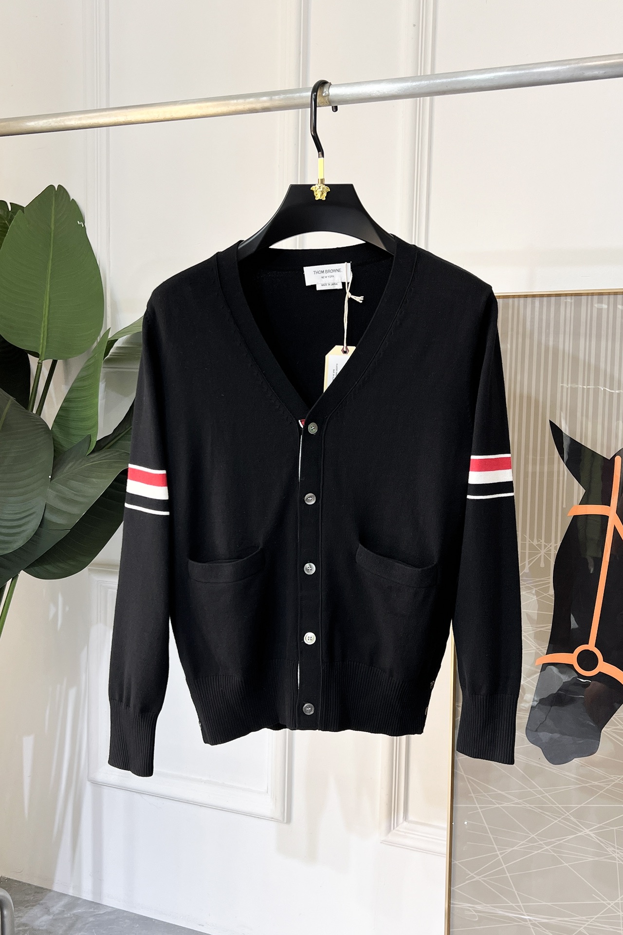 NO:564902,TB - 2025ss cardigan sweater, the latest autumn and winter style!  High-quality imported wool blend fabrics, high-density knitting, versatile sweaters, and shirts are all very handsome!  Logo!  It is more durable and less prone to deformation. It has an excellent fit and can be easily held in various styles. It is also a type that needs to be adjusted according to the fit of the fabric!  The classic fashion decoration that is sought after every year has become popular all over the world!  Size 1-5,,sweaters,shirts,alexander wang19860909TB - 2025ss款开衫毛衣,秋冬最新款！高品质进口羊毛混统面料,高密度针织,百搭毛衣,内搭衬衫都帅气十足！Logo标志！更耐穿更加不易变形,版型极好,各种风格都能轻松HOLD住,冲着版型面料也要收的类型！年年被追捧的经典时尚装饰已经风靡全球！码数1-5码,,sweaters,shirts,alexander wang,Men's clothing