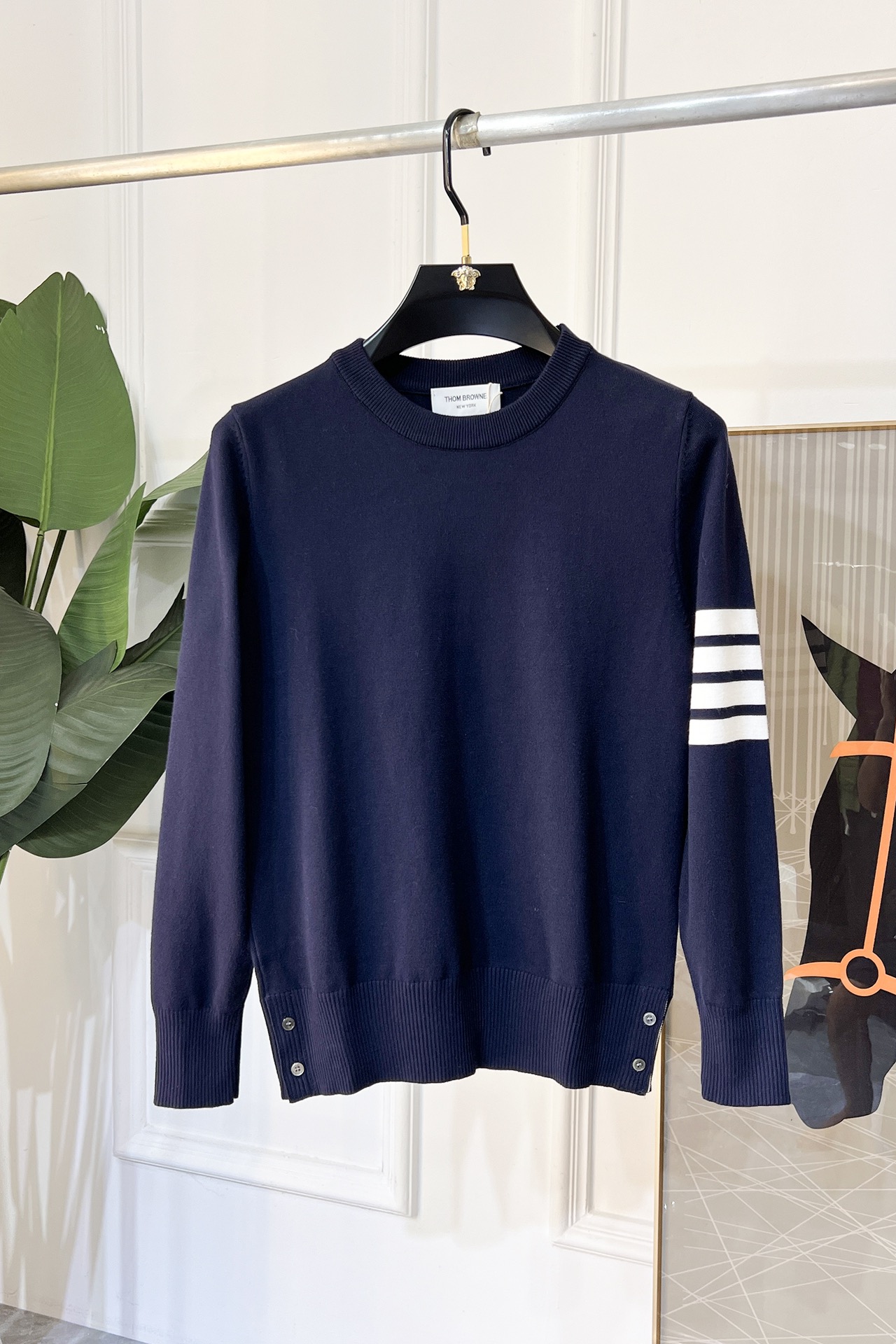 NO:564878,TB - 2025ss jacquard sweater, the latest autumn and winter style!  High-quality wool fabric imported from Italy, high-density knitting, versatile sweaters and shirts are all very handsome!  Logo!  It is more durable and less prone to deformation. It has an excellent fit and can be easily held in various styles. It is also a type that needs to be adjusted according to the fit of the fabric!  The classic fashion decoration that is sought after every year has become popular all over the world!  Size 1-5, can wear up to 200 pounds!,,sweaters,shirts,alexander wang19860909TB - 2025ss款提花毛衣,秋冬最新款！高品质意大利进口羊毛面料,高密度针织,百搭毛衣,内搭衬衫都帅气十足！Logo标志！更耐穿更加不易变形,版型极好,各种风格都能轻松HOLD住,冲着版型面料也要收的类型！年年被追捧的经典时尚装饰已经风靡全球！码数1-5码 最大可穿200斤!,,sweaters,shirts,alexander wang,Men's clothing