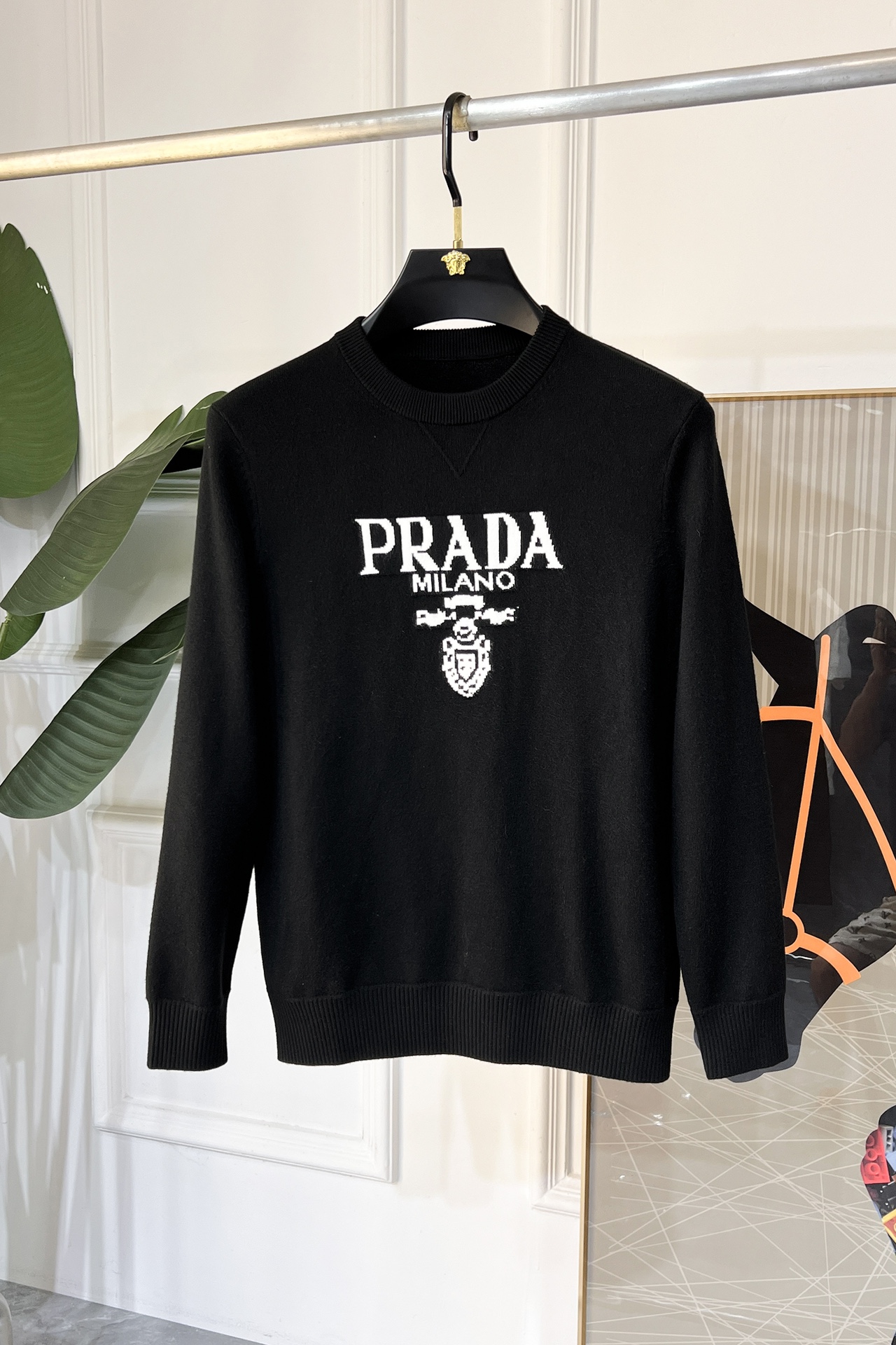 NO:564886,Prada - 2025ss jacquard sweater, the latest style for autumn and winter!  High-quality wool fabric imported from Italy, high-density knitting, versatile sweaters and shirts are all very handsome!  Logo!  It is more durable and less prone to deformation. It has an excellent fit and can be easily held in various styles. It is also a type that needs to be adjusted according to the fit of the fabric!  The classic fashion decoration that is sought after every year has become popular all over the world!  Size M-4XL,,prada,sweaters,shirts,alexander wang19860909普拉达 - 2025ss款提花毛衣,秋冬最新款！高品质意大利进口羊毛面料,高密度针织,百搭毛衣,内搭衬衫都帅气十足！Logo标志！更耐穿更加不易变形,版型极好,各种风格都能轻松HOLD住,冲着版型面料也要收的类型！年年被追捧的经典时尚装饰已经风靡全球！码数M-4XL,,prada,sweaters,shirts,alexander wang,Men's clothing