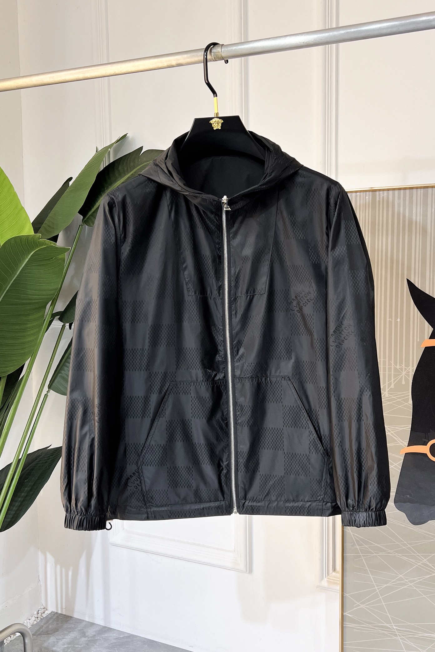 NO:116247,LV - 2025ss Snake Year New Year Spring Double-sided Jacket Jacket, Customized High-quality Polyester Fabric!  Top-level fashion brand elements logo design, complete with three standards!  The original hardware and accessories have smooth lines and exquisite craftsmanship, excellent upper body style, comfortable fabric, windproof and warm, and casual matching are very fashionable, handsome, casual and fashionable men's must-have!  Size M-3XL (model 178/145 catties wear L), louis vuitton, jackets & coats, jackets & coats, alexander wang19860909LV - 2025ss蛇年贺岁款春装双面穿夹克外套,定制高品质聚酯纤维面料！顶级时尚大牌元素logo设计,三标齐全！原版五金辅料,线条流畅,工艺精致,上身版型超赞,面料舒适,挡风保暖,随意搭配都非常时尚帅气休闲时尚男仕必备款哦！尺码M-3XL（模特178/145斤穿L）,,louis vuitton,jackets & coats,jackets & coats,alexander wang,Men's clothing