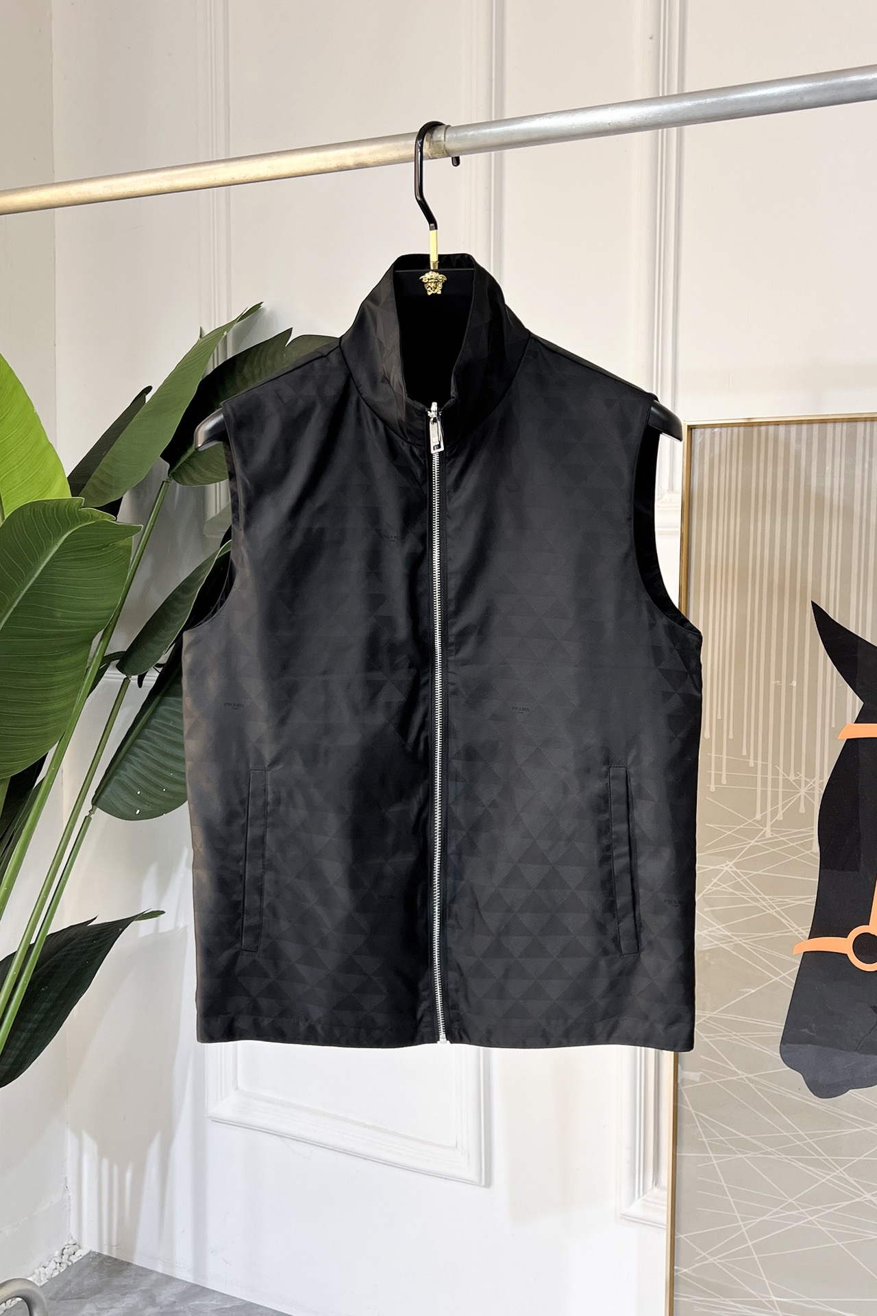 NO:116255,Prada - 2025ss Snake Year New Year Spring Fashion Double-sided Vest Jacket, Customized High-quality Polyester Fabric!  Top-level fashion brand elements logo design, complete with three standards!  The original hardware and accessories have smooth lines and exquisite craftsmanship, excellent upper body style, comfortable fabric, windproof and warm, and casual matching are very fashionable, handsome, casual and fashionable men's must-have!  Size M-3XL (model 178/145 catties wear L), prada, jackets & coats, alexander wang19860909普拉达 - 2025ss蛇年贺岁款春装双面穿马甲外套,定制高品质聚酯纤维面料！顶级时尚大牌元素logo设计,三标齐全！原版五金辅料,线条流畅,工艺精致,上身版型超赞,面料舒适,挡风保暖,随意搭配都非常时尚帅气休闲时尚男仕必备款哦！尺码M-3XL（模特178/145斤穿L）,,prada,jackets & coats,alexander wang,Men's clothing