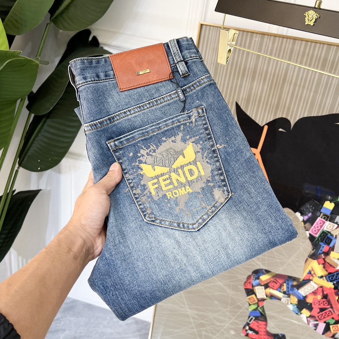 NO:116241,Fendi - 2025ss Snake Spring and Summer New Year jeans. Original 1:1 production, perfect choice for daily life, simple, atmospheric, fashionable and stylish, customized imported tannin fabric, heavy industry washing process, complex and exquisite workmanship. Easy to meet the needs of the four seasons, soft and elastic, smooth and neat, original auxiliary materials, comfortable and easy to match, durable code number 29-38, fendi, jeans, alexander wang19860909芬迪 - 2025ss蛇年春夏贺岁款牛仔裤.原单1:1制作,日常必备的完美之选,简单大气亦时尚有型,定制进口丹宁面料 ,重工洗水工艺,做工复杂工艺精湛.轻松迎合四季需要,手感柔软带弹力,流畅利落,原版辅料五金,上身舒适非常易搭耐看码数29-38,,fendi,jeans,alexander wang,Men's clothing