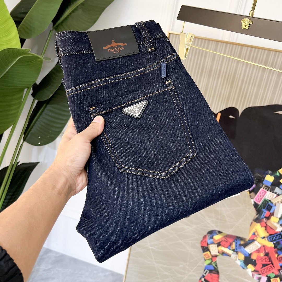 NO:116244,Prada - 2025ss Snake Spring and Summer New Year jeans. Original 1:1 production, perfect choice for daily life, simple, atmospheric, fashionable and stylish, customized imported tannin fabric, heavy industry washing process, complex and exquisite workmanship. It is easy to meet the needs of the four seasons, soft and elastic, smooth and neat, original auxiliary materials and hardware, comfortable and easy to match on the upper body, durable code number 29-38, prada, jeans, alexander wang19860909普拉达 - 2025ss蛇年春夏贺岁款牛仔裤.原单1:1制作,日常必备的完美之选,简单大气亦时尚有型,定制进口丹宁面料 ,重工洗水工艺,做工复杂工艺精湛.轻松迎合四季需要,手感柔软带弹力,流畅利落,原版辅料五金,上身舒适非常易搭耐看码数29-38,,prada,jeans,alexander wang,Men's clothing