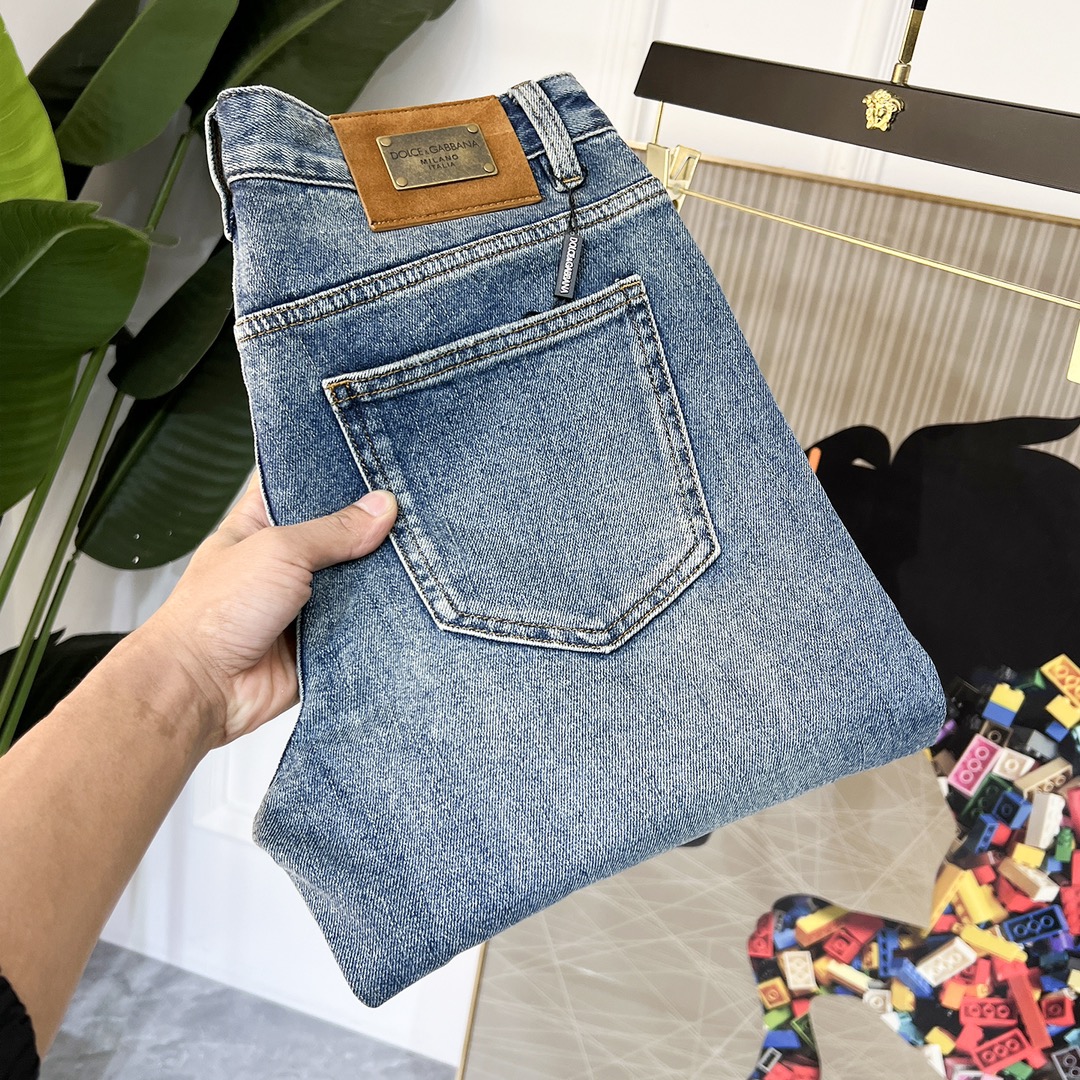 NO:116219,DG - 2025ss Snake Spring and Summer New Year jeans. Original 1:1 production, perfect choice for daily life, simple, atmospheric, fashionable and stylish, customized imported tannin fabric, heavy industry washing process, complex and exquisite workmanship. Easy to meet the needs of all seasons, soft and elastic, smooth and neat, original auxiliary materials, comfortable and easy to match, durable code number 29-38, Dolce & Gabbana, jeans, alexander wang19860909DG - 2025ss蛇年春夏贺岁款牛仔裤.原单1:1制作,日常必备的完美之选,简单大气亦时尚有型,定制进口丹宁面料 ,重工洗水工艺,做工复杂工艺精湛.轻松迎合四季需要,手感柔软带弹力,流畅利落,原版辅料五金,上身舒适非常易搭耐看码数29-38,,Dolce&Gabbana,jeans,alexander wang,Men's clothing