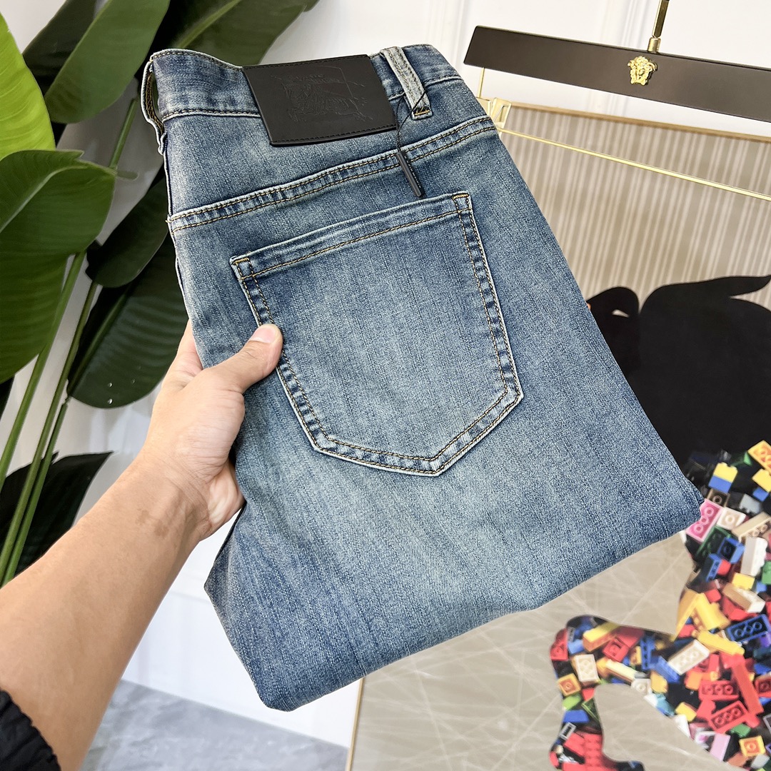 NO:116222,Burberry - 2025ss Snake Spring and Summer New Year jeans. Original 1:1 production, perfect choice for daily life, simple, atmospheric, fashionable and stylish, customized imported tannin fabric, heavy industry washing process, complex and exquisite workmanship. Easy to meet the needs of the seasons, soft and elastic, smooth and neat, original auxiliary materials, comfortable and easy to match, durable code number 29-38, burberry, jeans, alexander wang19860909巴宝莉 - 2025ss蛇年春夏贺岁款牛仔裤.原单1:1制作,日常必备的完美之选,简单大气亦时尚有型,定制进口丹宁面料 ,重工洗水工艺,做工复杂工艺精湛.轻松迎合四季需要,手感柔软带弹力,流畅利落,原版辅料五金,上身舒适非常易搭耐看码数29-38,,burberry,jeans,alexander wang,Men's clothing