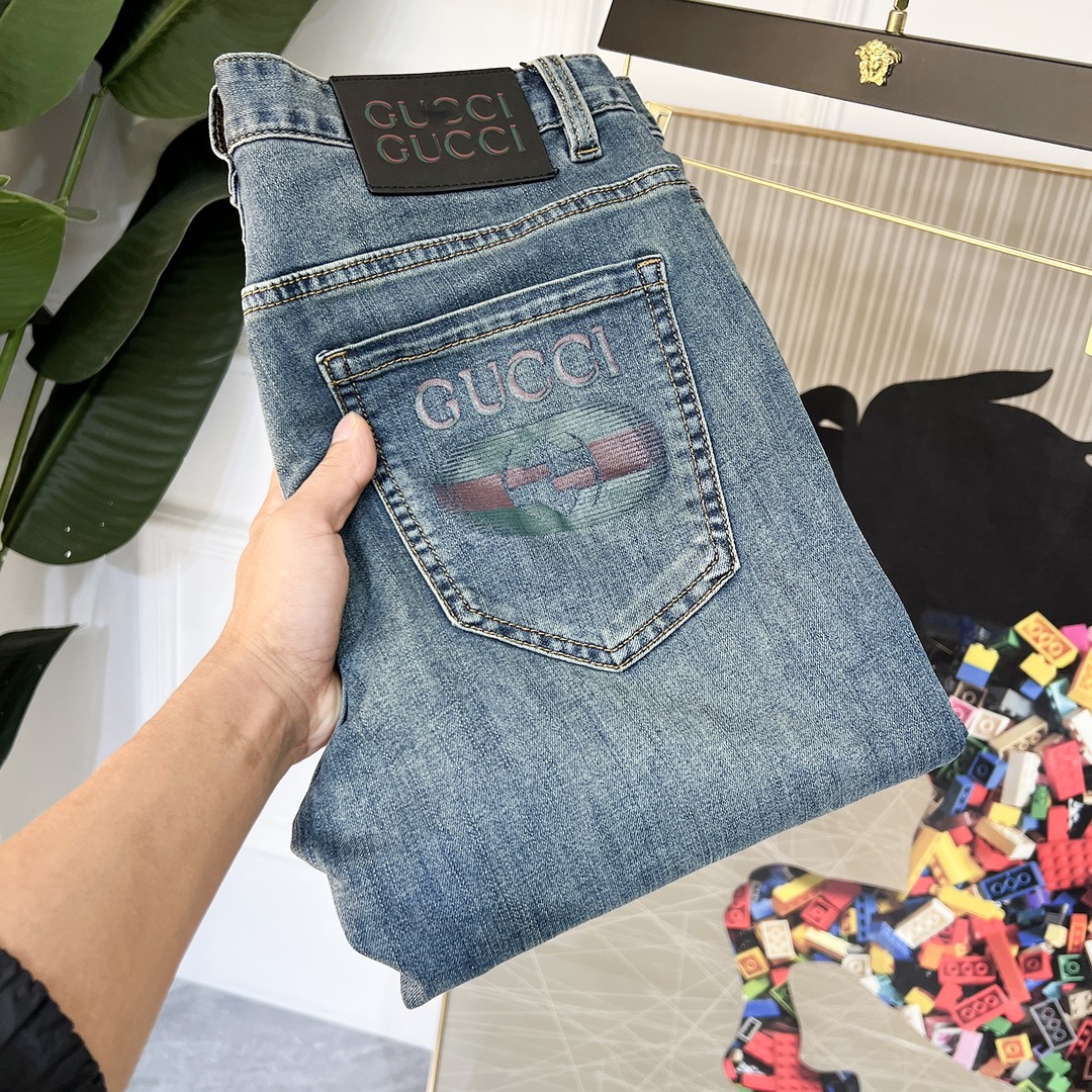 NO:116225,Guqi - 2025ss Snake Spring and Summer New Year jeans. Original 1:1 production, perfect choice for daily life, simple, atmospheric, fashionable and stylish, customized imported tannin fabric, heavy industry washing process, complex and exquisite workmanship. Easy to meet the needs of the four seasons, soft and elastic, smooth and neat, original auxiliary materials, comfortable and easy to match, durable code number 29-38, jeans, alexander wang19860909古奇 - 2025ss蛇年春夏贺岁款牛仔裤.原单1:1制作,日常必备的完美之选,简单大气亦时尚有型,定制进口丹宁面料 ,重工洗水工艺,做工复杂工艺精湛.轻松迎合四季需要,手感柔软带弹力,流畅利落,原版辅料五金,上身舒适非常易搭耐看码数29-38,,jeans,alexander wang,Men's clothing