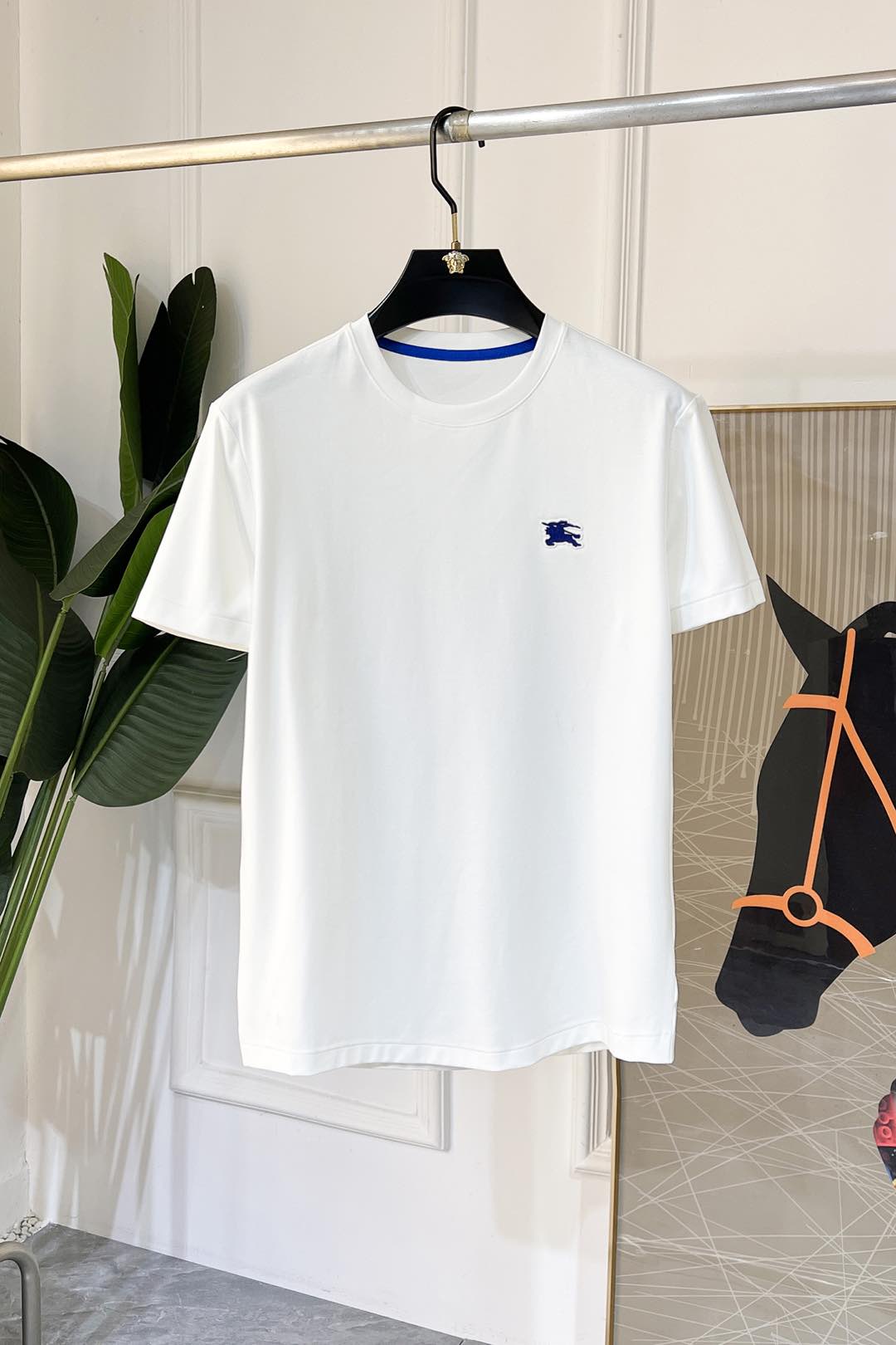 NO:116234,Burberry - 2025ss Snake Year New Year Spring and Summer Boutique Short-sleeved T-shirts for Spring and Summer Official Website Synchronization High-end Quality Customized Top Mercerized Cotton Fabrics, 1:1 Production of Top Large Factory, Fashion Brand Heavy Crafts Logo Design, Soft and Delicate Skin-friendly Wearing, Versatile and Casual, The upper body is very good, Handsome, T-shirt, Alexander Wang, Size M-3XL (Model/145kg wear L), burberry, T-shirt, Tees, t-shirt, alexander Wang19860909巴宝莉 - 2025ss蛇年贺岁款春夏精品短袖T恤 官网同步 高端品质 定制顶级丝光棉面料,顶级大厂1:1制作,时尚大牌重工艺logo设计,手感柔软细腻 穿着亲肤舒适 百搭休闲 上身非常赞 帅气 潮男必备品 尺码M-3XL(模特/145斤穿L),,burberry,T-shirt,tees，t-shirt,alexander wang,Men's clothing