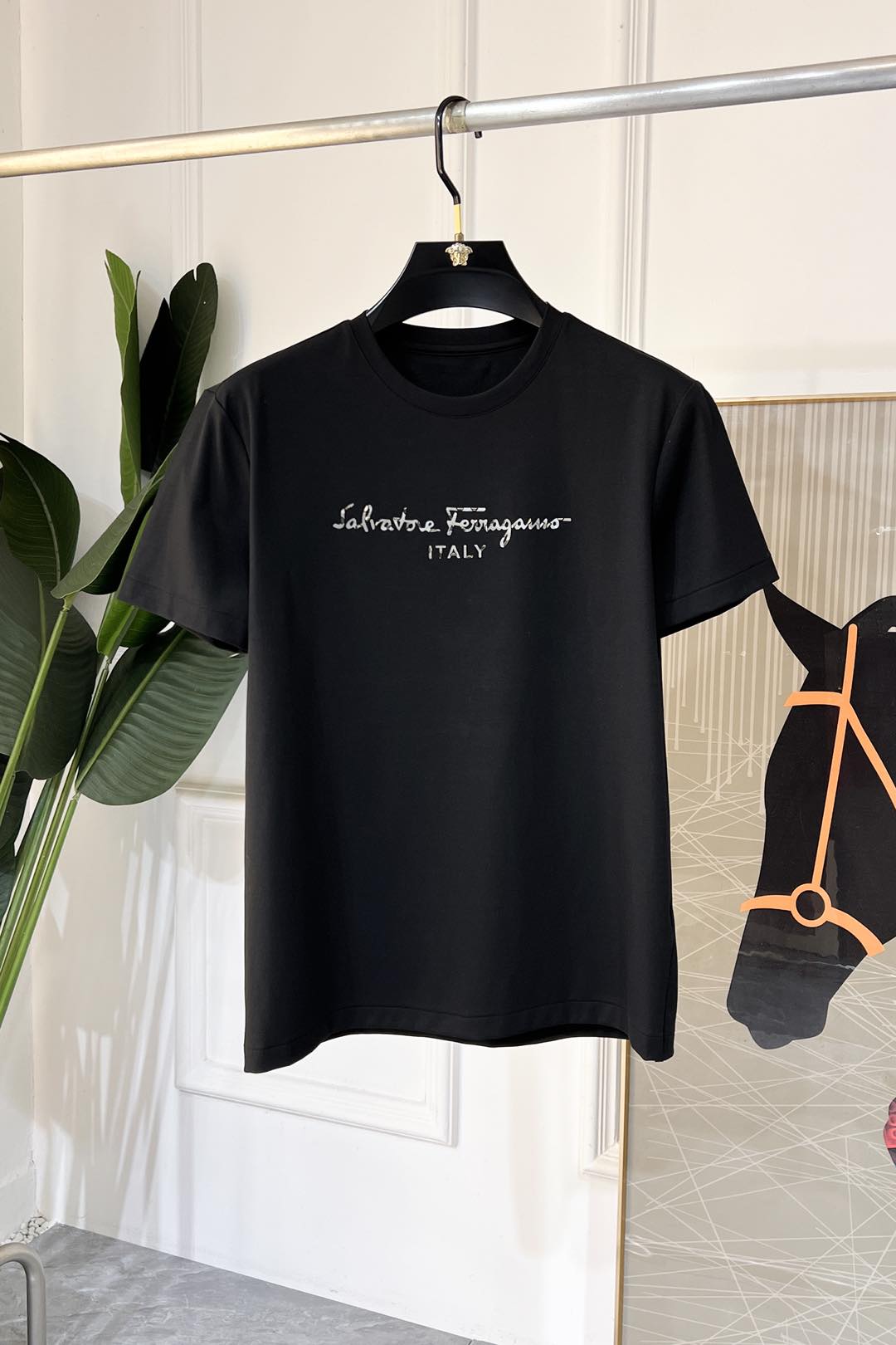 NO:116237,Ferragamo - 2025ss Snake Year New Year Spring and Summer Boutique Short-sleeved T-shirts Official website synchronization High-end quality Customized top mercerized cotton fabrics, top manufacturers 1:1 production, fashionable big brand heavy craftsmanship logo design, soft and delicate touch, skin-friendly and comfortable to wear, versatile and casual, the upper body is very good, handsome, trendy men's essential products Size M-3XL (model/145 jin wearing L), ferragamo, T-shirt,tees, t-shirt,alexander wang19860909菲拉格慕 - 2025ss蛇年贺岁款春夏精品短袖T恤 官网同步 高端品质 定制顶级丝光棉面料,顶级大厂1:1制作,时尚大牌重工艺logo设计,手感柔软细腻 穿着亲肤舒适 百搭休闲 上身非常赞 帅气 潮男必备品 尺码M-3XL(模特/145斤穿L),,ferragamo,T-shirt,tees，t-shirt,alexander wang,Men's clothing