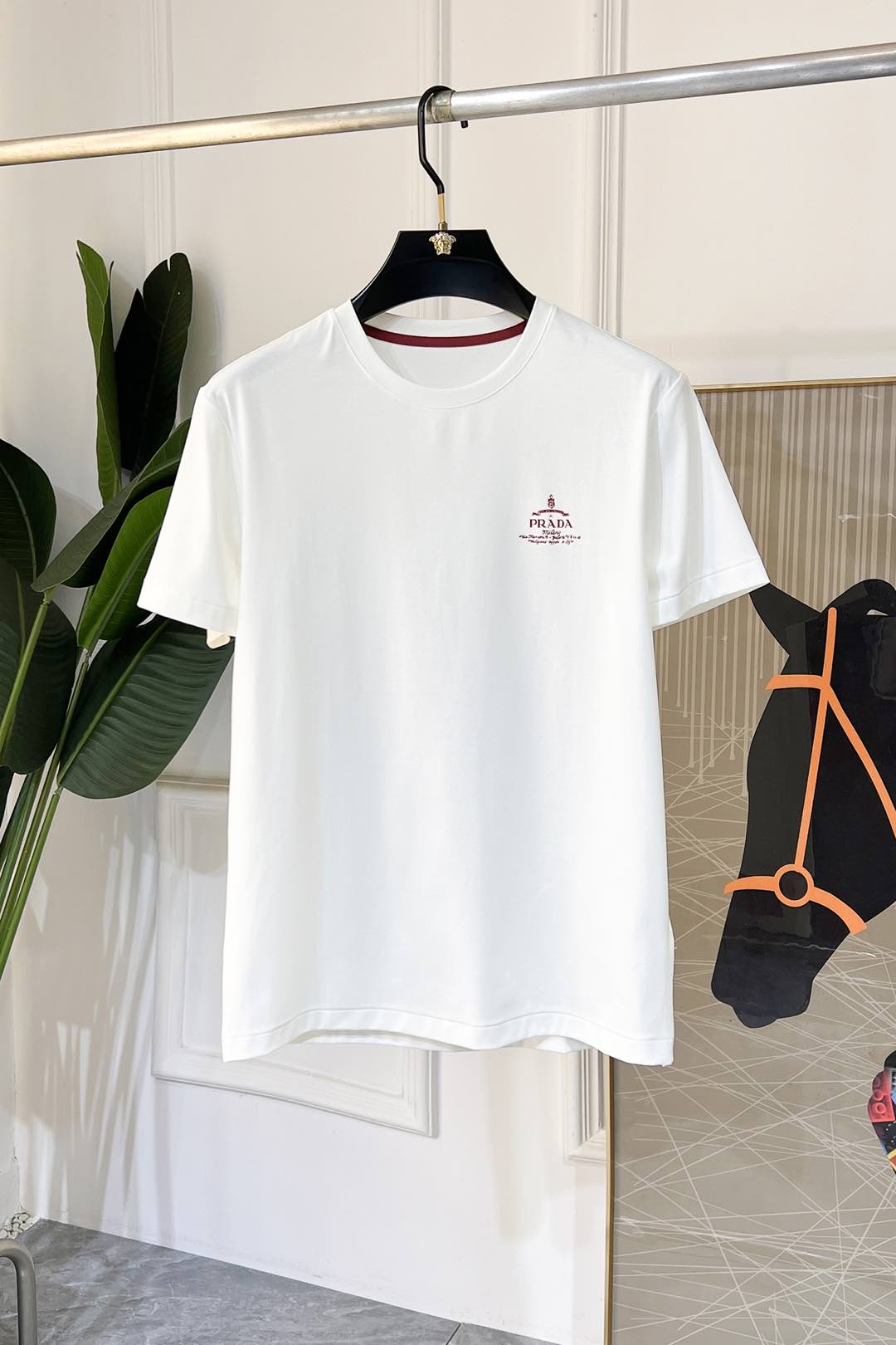 NO:116240,Prada - 2025ss Snake Year New Year Spring and Summer Boutique Short-sleeved T-shirts Official website synchronization High-end quality Customized top mercerized cotton fabrics, 1:1 production of top manufacturers, fashionable big brand heavy craftsmanship logo design, soft and delicate touch, skin-friendly and comfortable to wear, versatile and casual, the upper body is very good, handsome, trendy men's essential products Size M-3XL (model/145 jin wearing L), prada, T-shirt,tees, t-shirt,alexander wang19860909普拉达 - 2025ss蛇年贺岁款春夏精品短袖T恤 官网同步 高端品质 定制顶级丝光棉面料,顶级大厂1:1制作,时尚大牌重工艺logo设计,手感柔软细腻 穿着亲肤舒适 百搭休闲 上身非常赞 帅气 潮男必备品 尺码M-3XL(模特/145斤穿L),,prada,T-shirt,tees，t-shirt,alexander wang,Men's clothing