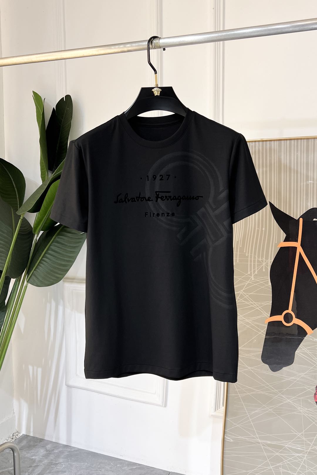 NO:116243,Ferragamo - 2025ss Snake Year New Year Spring and Summer Boutique Short-sleeved T-shirts for Spring and Summer Official Website Synchronization High-end Quality Customized Top Mercerized Cotton Fabrics, 1:1 Production of Top Large Factory, Fashion Brand Heavy Crafts Logo Design, Soft and Delicate Hands, Comfortable Skin-friendly and Casual, Excellent Top Body, Handsome, Beautiful, T-3XL (Model/145kg wear L), ferragamo, T-shirt, Tees, T-shirt, Alexander Wang19860909菲拉格慕 - 2025ss蛇年贺岁款春夏精品短袖T恤 官网同步 高端品质 定制顶级丝光棉面料,顶级大厂1:1制作,时尚大牌重工艺logo设计,手感柔软细腻 穿着亲肤舒适 百搭休闲 上身非常赞 帅气 潮男必备品 尺码M-3XL(模特/145斤穿L),,ferragamo,T-shirt,tees，t-shirt,alexander wang,Men's clothing