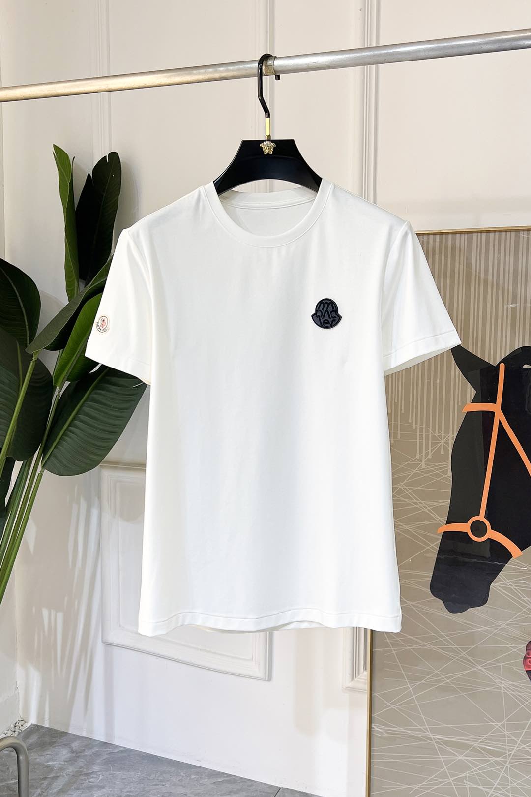 NO:116250,The 2025ss Snake Year New Year's New Year's Spring and Summer Boutique Short-sleeved T-shirts Official website synchronization High-end quality Customized top mercerized cotton fabrics, 1:1 made by top manufacturers, fashionable big brand heavy craftsmanship logo design, soft and delicate touch, skin-friendly and comfortable to wear, versatile and casual, the upper body is very good, handsome, trendy men's essential products Size M-3XL (model/145 jin wearing L), Moncler, T-shirt,tees, t-shirt,alexander wang19860909蒙口 - 2025ss蛇年贺岁款春夏精品短袖T恤 官网同步 高端品质 定制顶级丝光棉面料,顶级大厂1:1制作,时尚大牌重工艺logo设计,手感柔软细腻 穿着亲肤舒适 百搭休闲 上身非常赞 帅气 潮男必备品 尺码M-3XL(模特/145斤穿L),,Moncler,T-shirt,tees，t-shirt,alexander wang,Men's clothing