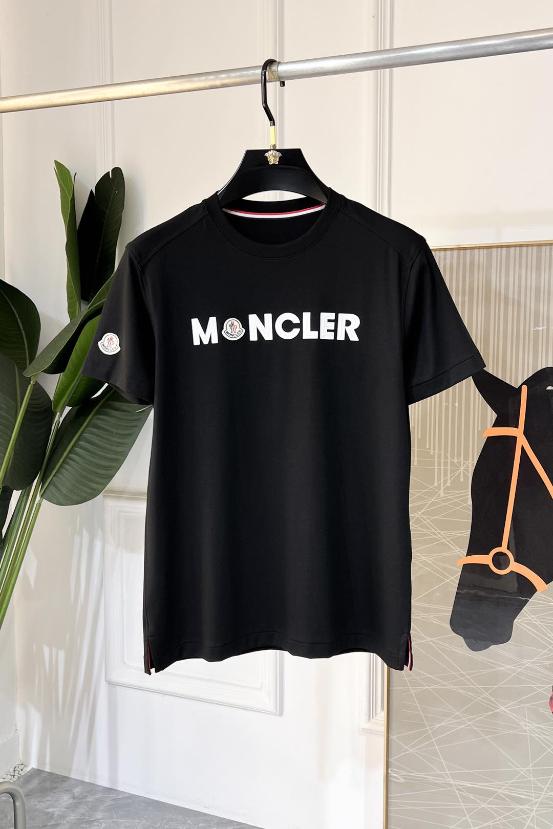 NO:116248,The 2025ss Snake Year New Year Spring and Summer Boutique Short-sleeved T-shirts for Spring and Summer Synchronization High-end Quality Customized Top Mercerized Cotton Fabrics, 1:1 made by top manufacturers, fashionable brand heavy craftsmanship logo design, soft and delicate touch, comfortable and comfortable to wear, versatile and casual, the upper body is very good, handsome, trendy men's essential products Size M-3XL (model/145 jin wear L), Moncler, T-shirt,tees, t-shirt,alexander wang19860909蒙口- 2025ss蛇年贺岁款春夏精品短袖T恤 官网同步 高端品质 定制顶级丝光棉面料,顶级大厂1:1制作,时尚大牌重工艺logo设计,手感柔软细腻 穿着亲肤舒适 百搭休闲 上身非常赞 帅气 潮男必备品 尺码M-3XL(模特/145斤穿L),,Moncler,T-shirt,tees，t-shirt,alexander wang,Men's clothing