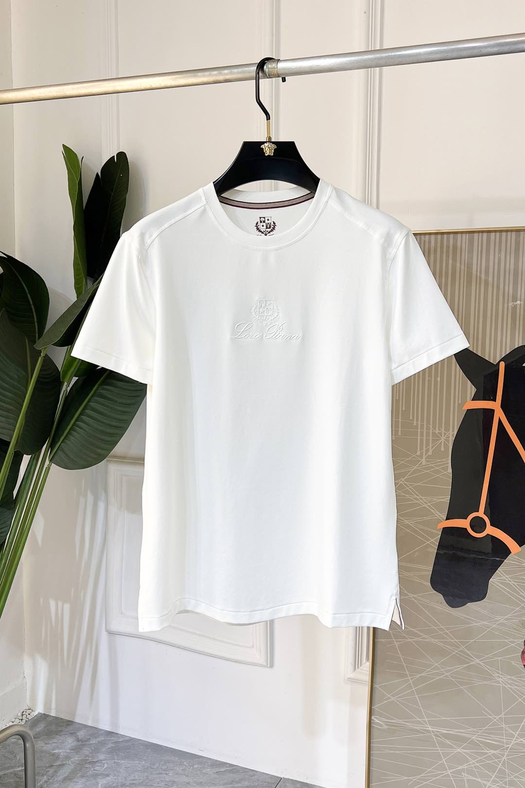 NO:116254,LP Nouyou - 2025ss Snake Year New Year Spring and Summer Boutique Short-sleeved T-shirts Official website synchronization High-end quality Customized top mercerized cotton fabrics, top manufacturers 1:1 production, fashionable big brand heavy craftsmanship logo design, soft and delicate touch, skin-friendly and comfortable to wear, versatile and casual, the upper body is very good, handsome, trendy men's essential products Size M-3XL (model/145 jin wearing L), loro piano, T-shirt,tees, t-shirt,alexander wang19860909LP诺悠 - 2025ss蛇年贺岁款春夏精品短袖T恤 官网同步 高端品质 定制顶级丝光棉面料,顶级大厂1:1制作,时尚大牌重工艺logo设计,手感柔软细腻 穿着亲肤舒适 百搭休闲 上身非常赞 帅气 潮男必备品 尺码M-3XL(模特/145斤穿L),,loro piana,T-shirt,tees，t-shirt,alexander wang,Men's clothing