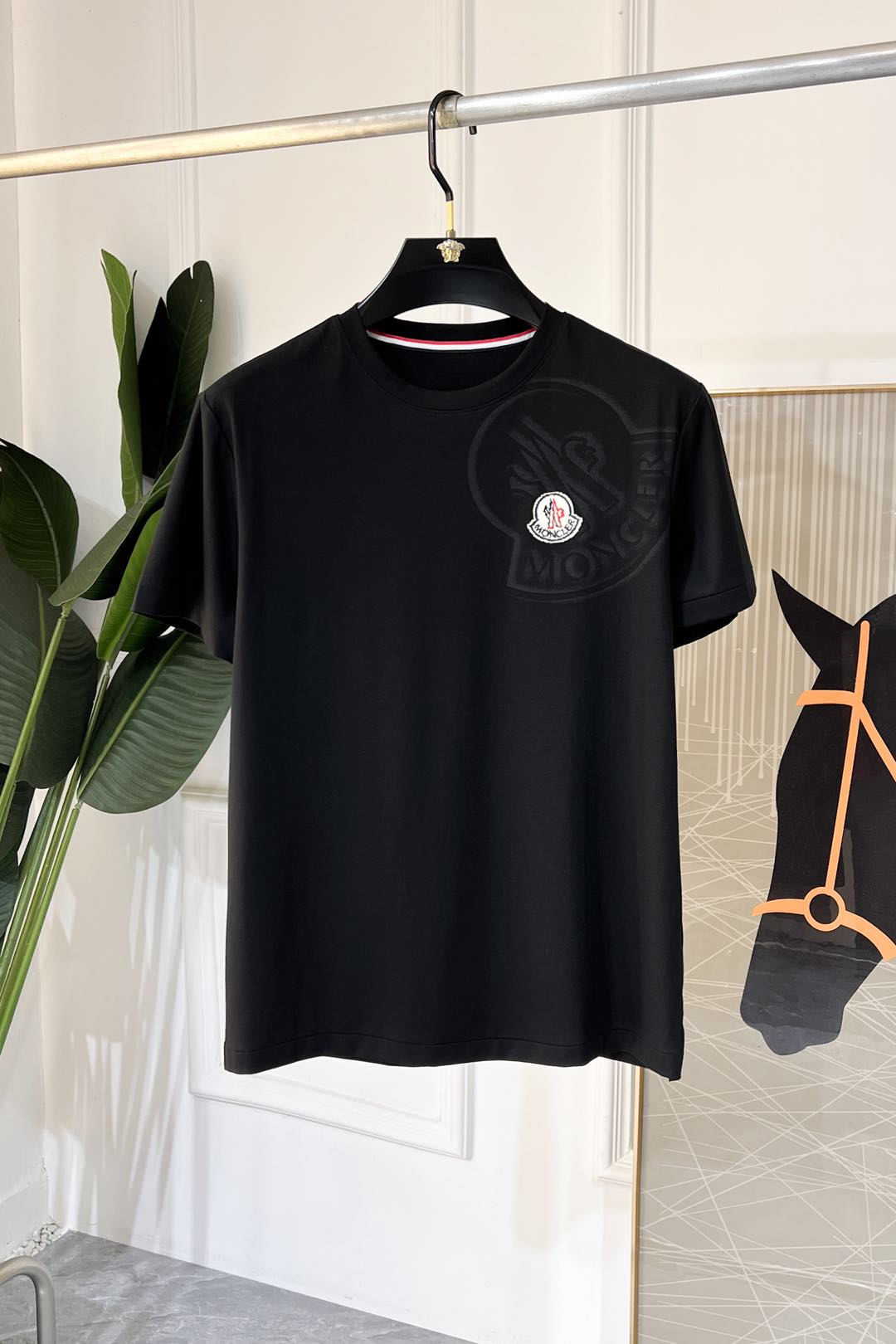 NO:116256,The 2025ss Snake Year New Year's New Year's Spring and Summer Boutique Short-sleeved T-shirts Official website synchronization High-end quality Customized top mercerized cotton fabrics, 1:1 production of top manufacturers, fashionable big brand heavy craftsmanship logo design, soft and delicate touch, skin-friendly and comfortable to wear, versatile and casual, the upper body is very good, handsome, trendy men's essential products Size M-3XL (model/145 jin wearing L), Moncler, T-shirt,tees, t-shirt,alexander wang19860909蒙口 - 2025ss蛇年贺岁款春夏精品短袖T恤 官网同步 高端品质 定制顶级丝光棉面料,顶级大厂1:1制作,时尚大牌重工艺logo设计,手感柔软细腻 穿着亲肤舒适 百搭休闲 上身非常赞 帅气 潮男必备品 尺码M-3XL(模特/145斤穿L),,Moncler,T-shirt,tees，t-shirt,alexander wang,Men's clothing