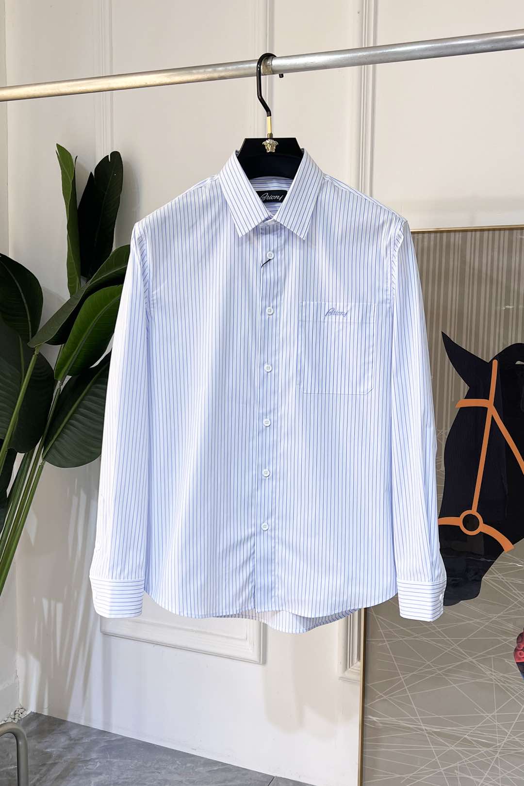 NO:116216,Bruno - SS fashion hits high-quality long-sleeved shirts, trading company channel goods, perfect quality, belonging to the cabinet level, predictable hot product, high-end customized imported high-end cotton blend fabric, master-level tailoring, invincible texture, excellent skin-friendly, very outstanding aesthetic design, exquisite craftsmanship, smooth lines, perfect matching!  Easy to upgrade the sense of fashion, with high recognition, excellent upper body effect, extremely exquisite workmanship, neat and meticulous routes, and can be matched for business or daily leisure!  Counter size M-3XL,shirts,alexander wang19860909布鲁尼奥 - ss时尚大爆款精品长袖衬衫,贸易公司渠道货,品相完美如斯,属于入柜级别,可预见性的爆款,高级定制进口高级棉混纺面料,大师级剪裁,质感无敌,亲肤性极佳,非常出彩的美学设计,工艺精湛,线条流畅,完美搭配！轻松将时髦感进阶,有着高强辨识度,上身效果超赞,做工极为考究严谨,走线工整细致,商务抑或日常休闲均可搭配！专柜尺码 M-3XL,,shirts,alexander wang,Men's clothing