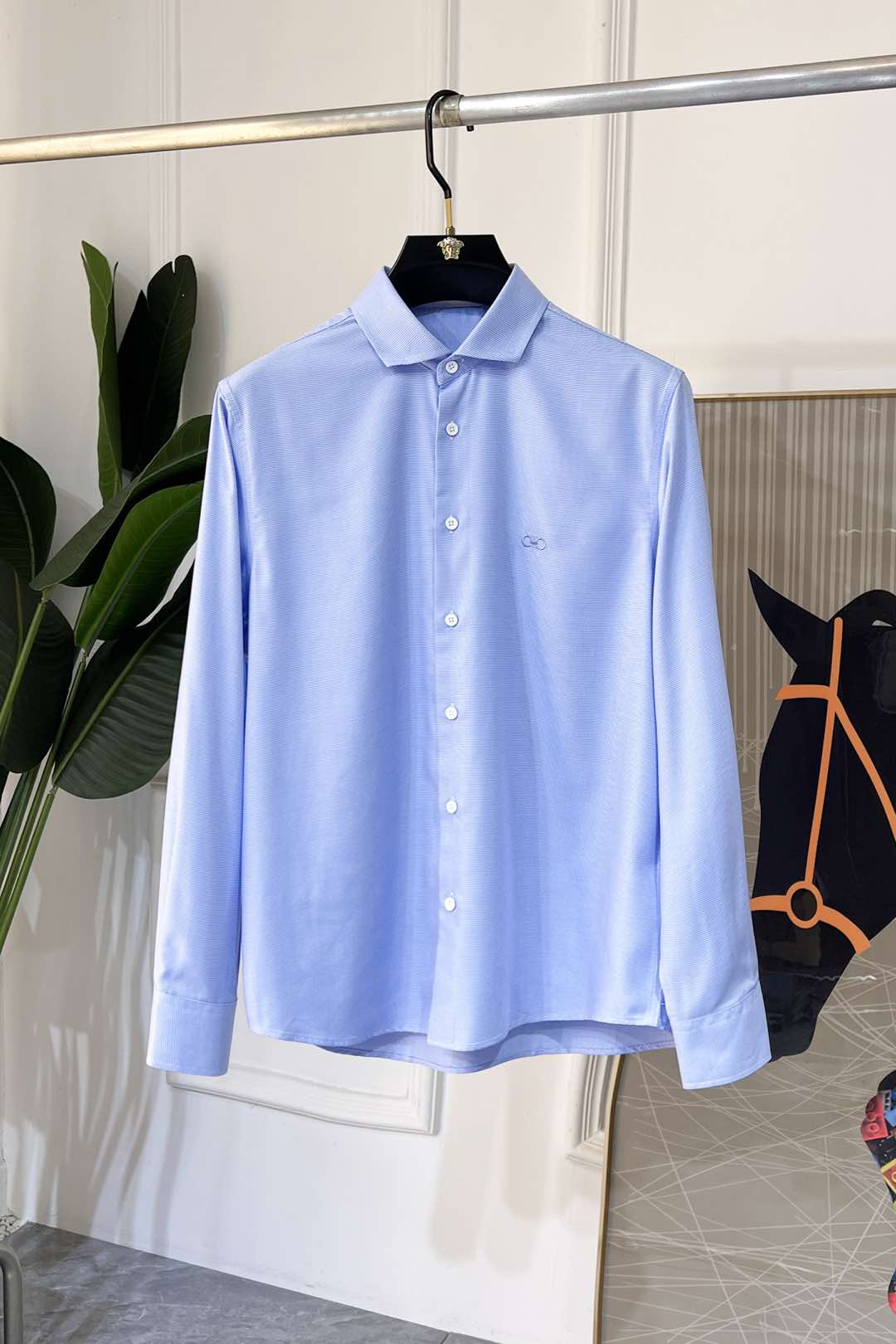 NO:116218,Ferragamo - ss fashion hits the high-quality long-sleeved shirt, trading company channel goods, perfect appearance, belonging to the cabinet level, predictable hot product, high-end custom imported high-end cotton blend fabric, master-level tailoring, invincible texture, excellent skin-friendly, very outstanding aesthetic design, exquisite craftsmanship, smooth lines, perfect match!  Easy to upgrade the sense of fashion, with high recognition, excellent upper body effect, extremely exquisite workmanship, neat and meticulous routes, and can be matched for business or daily leisure!  Counter size M-3XL, ferragamo,shirts,alexander wang19860909菲拉格慕 - ss时尚大爆款精品长袖衬衫,贸易公司渠道货,品相完美如斯,属于入柜级别,可预见性的爆款,高级定制进口高级棉混纺面料,大师级剪裁,质感无敌,亲肤性极佳,非常出彩的美学设计,工艺精湛,线条流畅,完美搭配！轻松将时髦感进阶,有着高强辨识度,上身效果超赞,做工极为考究严谨,走线工整细致,商务抑或日常休闲均可搭配！专柜尺码 M-3XL,,ferragamo,shirts,alexander wang,Men's clothing