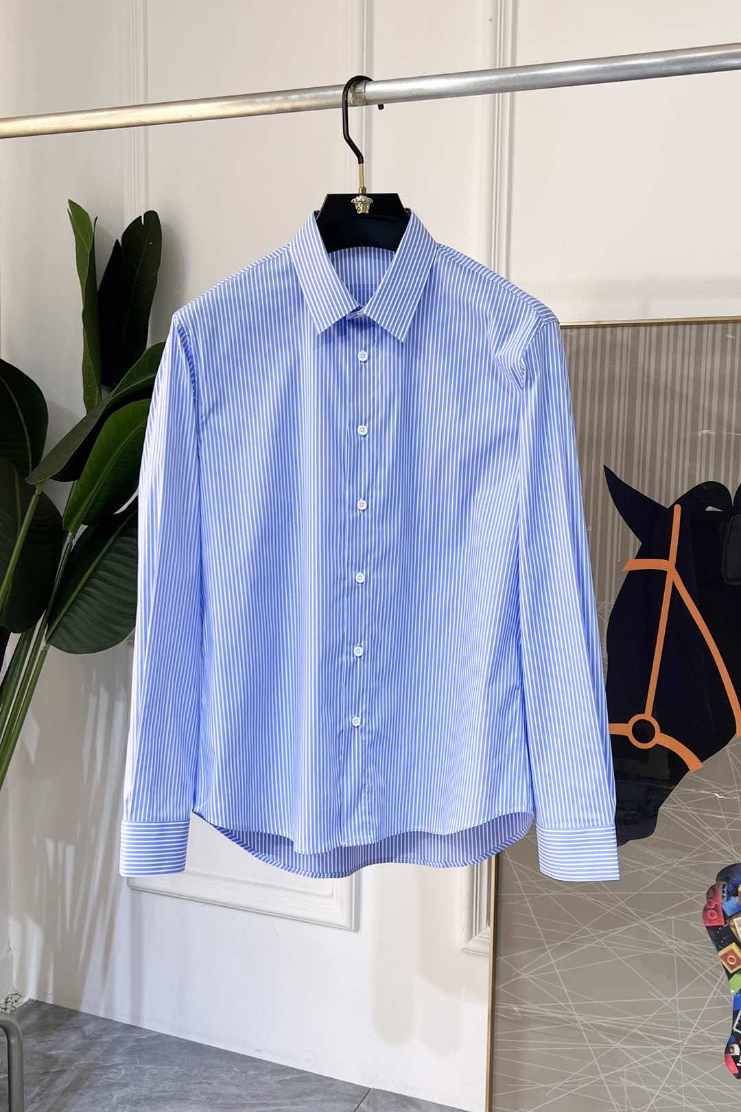 NO:116262,Prada - SS fashion hits high-quality long-sleeved shirts, trading company channel goods, perfect quality, belonging to the cabinet level, predictable hot product, high-end customized imported high-end cotton blend fabric, master-level tailoring, invincible texture, excellent skin-friendly, very outstanding aesthetic design, exquisite craftsmanship, smooth lines, perfect matching!  Easy to upgrade the sense of fashion, with high recognition, excellent upper body effect, extremely exquisite workmanship, neat and meticulous routes, and can be matched for business or daily leisure!  Counter size M-3XL, prada,shirts,alexander wang19860909普拉达 - ss时尚大爆款精品长袖衬衫,贸易公司渠道货,品相完美如斯,属于入柜级别,可预见性的爆款,高级定制进口高级棉混纺面料,大师级剪裁,质感无敌,亲肤性极佳,非常出彩的美学设计,工艺精湛,线条流畅,完美搭配！轻松将时髦感进阶,有着高强辨识度,上身效果超赞,做工极为考究严谨,走线工整细致,商务抑或日常休闲均可搭配！专柜尺码 M-3XL,,prada,shirts,alexander wang,Men's clothing