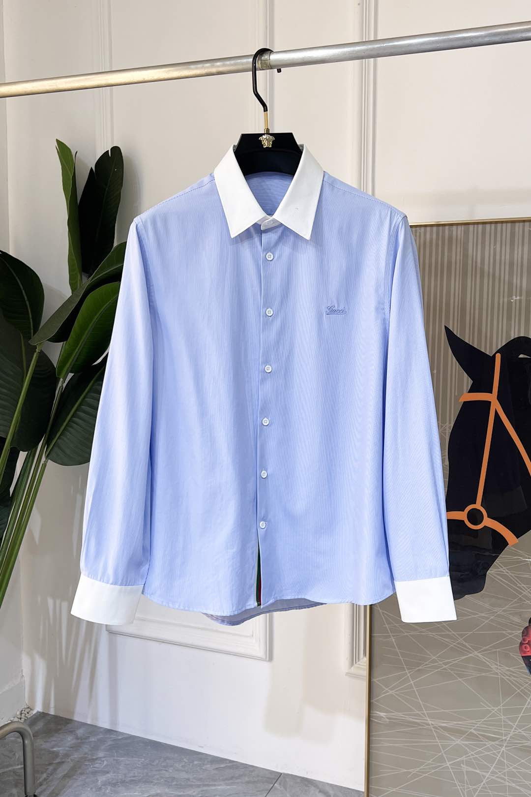 NO:116224,Guqi - SS fashion hits high-quality long-sleeved shirts, trading company channel goods, perfect quality, belonging to the cabinet level, predictable hot product, high-end customized imported high-end cotton blend fabric, master-level tailoring, invincible texture, excellent skin-friendly, very outstanding aesthetic design, exquisite craftsmanship, smooth lines, perfect matching!  Easy to upgrade the sense of fashion, with high recognition, excellent upper body effect, extremely exquisite workmanship, neat and meticulous routes, and can be matched for business or daily leisure!  Counter size M-3XL,shirts,alexander wang19860909古奇 - ss时尚大爆款精品长袖衬衫,贸易公司渠道货,品相完美如斯,属于入柜级别,可预见性的爆款,高级定制进口高级棉混纺面料,大师级剪裁,质感无敌,亲肤性极佳,非常出彩的美学设计,工艺精湛,线条流畅,完美搭配！轻松将时髦感进阶,有着高强辨识度,上身效果超赞,做工极为考究严谨,走线工整细致,商务抑或日常休闲均可搭配！专柜尺码 M-3XL,,shirts,alexander wang,Men's clothing