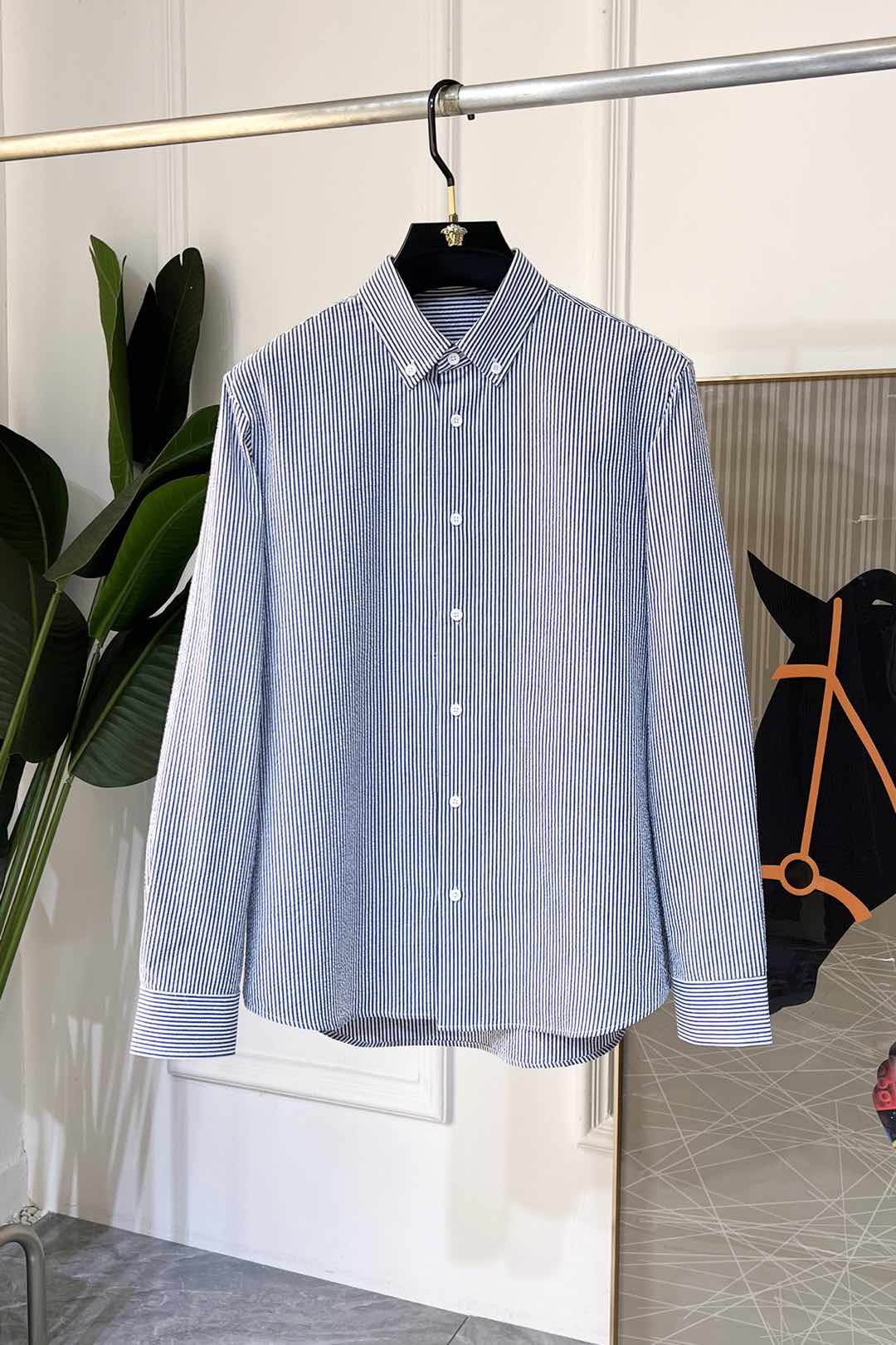 NO:116264,JINIA - SS fashion hits high-quality long-sleeved shirts, trading company channel goods, perfect quality, belonging to the cabinet level, predictable hot product, high-end custom imported high-end cotton blend fabric, master-level tailoring, invincible texture, excellent skin-friendly, very outstanding aesthetic design, exquisite craftsmanship, smooth lines, perfect matching!  Easy to upgrade the sense of fashion, with high recognition, excellent upper body effect, extremely exquisite workmanship, neat and meticulous routes, and can be matched for business or daily leisure!  Counter size M-3XL, zegna,shirts,alexander wang19860909杰尼娅 - ss时尚大爆款精品长袖衬衫,贸易公司渠道货,品相完美如斯,属于入柜级别,可预见性的爆款,高级定制进口高级棉混纺面料,大师级剪裁,质感无敌,亲肤性极佳,非常出彩的美学设计,工艺精湛,线条流畅,完美搭配！轻松将时髦感进阶,有着高强辨识度,上身效果超赞,做工极为考究严谨,走线工整细致,商务抑或日常休闲均可搭配！专柜尺码 M-3XL,,zegna,shirts,alexander wang,Men's clothing