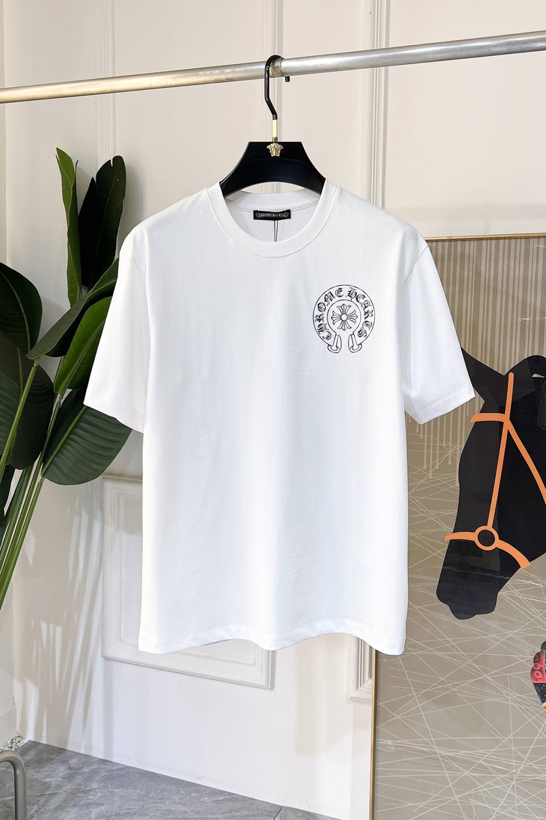 NO:116245,Croxin - 2025ss Snake Year New Year Spring and Summer Boutique Short-sleeved T-shirts for Spring and Summer Official Website Synchronization High-end Quality Customized Top Mercerized Cotton Fabrics, 1:1 production of top-level manufacturers, fashionable and heavy craftsmanship logo design, soft and delicate touch, skin-friendly and comfortable to wear, versatile and casual, the upper body is very good, handsome, trendy men's essential products Size M-3XL (model/145 jin wearing L),, chrome hearts, T-shirt,tees, t-shirt,alexander wang19860909克罗芯 - 2025ss蛇年贺岁款春夏精品短袖T恤 官网同步 高端品质 定制顶级丝光棉面料,顶级大厂1:1制作,时尚大牌重工艺logo设计,手感柔软细腻 穿着亲肤舒适 百搭休闲 上身非常赞 帅气 潮男必备品 尺码M-3XL(模特/145斤穿L),,chrome hearts,T-shirt,tees，t-shirt,alexander wang,Men's clothing