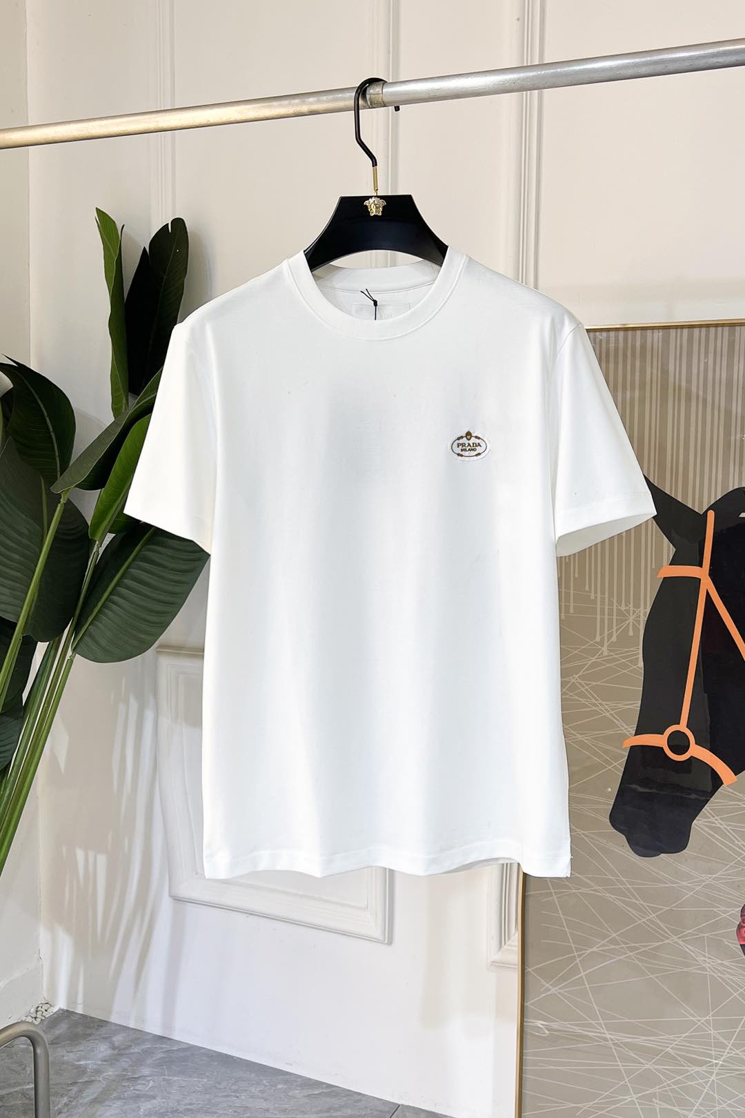 NO:116246,Prada - 2025ss Snake Year New Year Spring and Summer Boutique Short-sleeved T-shirts Official website synchronization High-end quality Customized top mercerized cotton fabrics, 1:1 production of top manufacturers, fashionable big brand heavy craftsmanship logo design, soft and delicate touch, skin-friendly and comfortable to wear, versatile and casual, the upper body is very good, handsome, trendy men's essential products Size M-3XL (model/145 jin wearing L), prada, T-shirt,tees, t-shirt,alexander wang19860909普拉达 - 2025ss蛇年贺岁款春夏精品短袖T恤 官网同步 高端品质 定制顶级丝光棉面料,顶级大厂1:1制作,时尚大牌重工艺logo设计,手感柔软细腻 穿着亲肤舒适 百搭休闲 上身非常赞 帅气 潮男必备品 尺码M-3XL(模特/145斤穿L),,prada,T-shirt,tees，t-shirt,alexander wang,Men's clothing