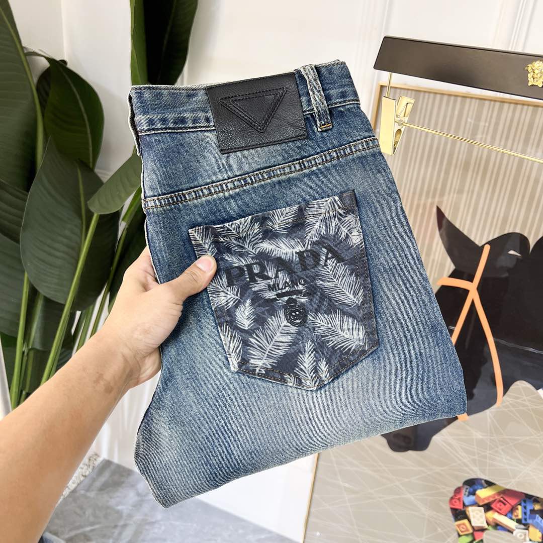 NO:116208,Prada - 2025ss Snake Spring and Summer New Year jeans. Original 1:1 production, perfect choice for daily life, simple, atmospheric, fashionable and stylish, customized imported tannin fabric, heavy industry washing process, complex and exquisite workmanship. Easy to meet the needs of the seasons, soft and elastic, smooth and neat, original auxiliary materials, comfortable and easy to match, durable code number 29-40, prada, jeans, alexander wang19860909普拉达 - 2025ss蛇年春夏贺岁款牛仔裤.原单1:1制作,日常必备的完美之选,简单大气亦时尚有型,定制进口丹宁面料 ,重工洗水工艺,做工复杂工艺精湛.轻松迎合四季需要,手感柔软带弹力,流畅利落,原版辅料五金,上身舒适非常易搭耐看码数29-40,,prada,jeans,alexander wang,Men's clothing