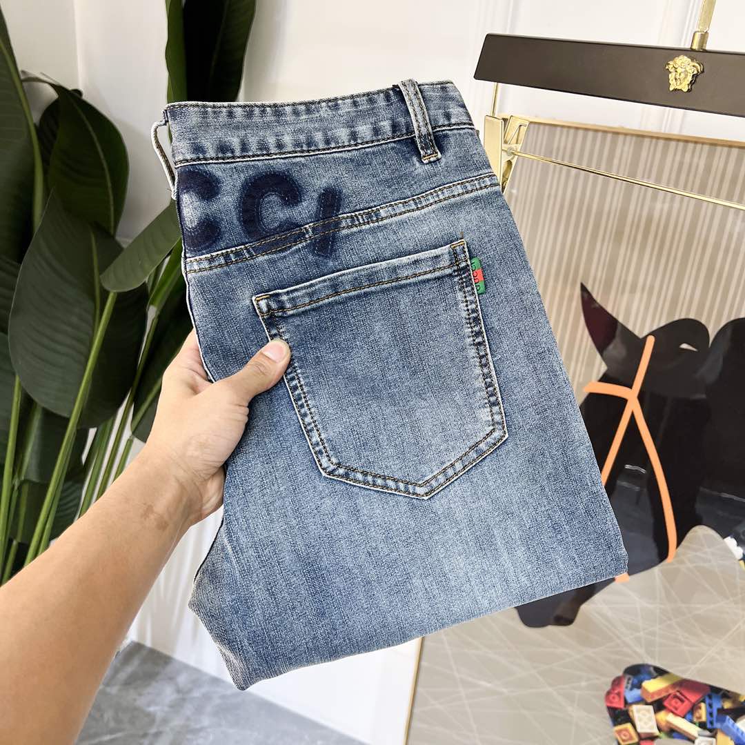 NO:116210,Guqi - 2025ss Snake Spring and Summer New Year jeans. Original 1:1 production, perfect choice for daily life, simple, atmospheric, fashionable and stylish, customized imported tannin fabric, heavy industry washing process, complex and exquisite workmanship. Easy to meet the needs of the four seasons, soft and elastic, smooth and neat, original auxiliary materials, comfortable and easy to match on the upper body, durable code number 29-40, jeans, alexander wang19860909古奇 - 2025ss蛇年春夏贺岁款牛仔裤.原单1:1制作,日常必备的完美之选,简单大气亦时尚有型,定制进口丹宁面料 ,重工洗水工艺,做工复杂工艺精湛.轻松迎合四季需要,手感柔软带弹力,流畅利落,原版辅料五金,上身舒适非常易搭耐看码数29-40,,jeans,alexander wang,Men's clothing