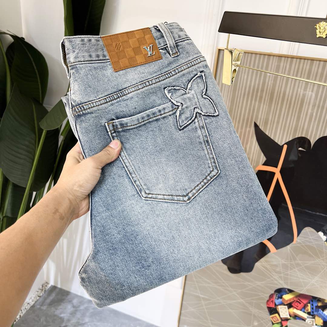 NO:116212,LV - 2025ss Snake Spring and Summer New Year jeans. Original 1:1 production, perfect choice for daily life, simple, atmospheric, fashionable and stylish, customized imported tannin fabric, heavy industry washing process, complex and exquisite workmanship. Easy to meet the needs of all seasons, soft and elastic, smooth and neat, original auxiliary materials, comfortable and easy to match, durable code number 29-40, louis vuitton, jeans, alexander wang19860909LV - 2025ss蛇年春夏贺岁款牛仔裤.原单1:1制作,日常必备的完美之选,简单大气亦时尚有型,定制进口丹宁面料 ,重工洗水工艺,做工复杂工艺精湛.轻松迎合四季需要,手感柔软带弹力,流畅利落,原版辅料五金,上身舒适非常易搭耐看码数29-40,,louis vuitton,jeans,alexander wang,Men's clothing