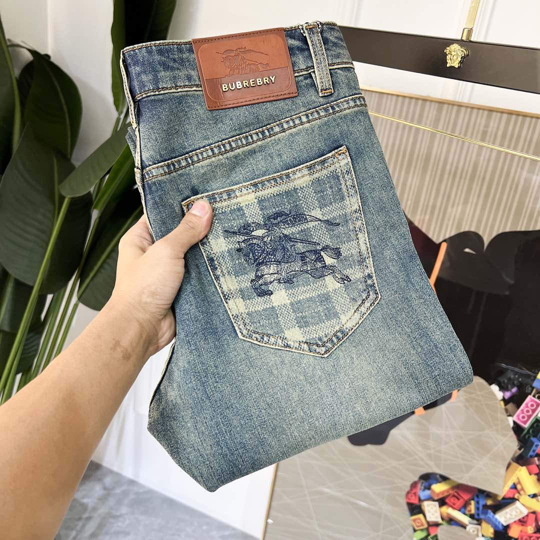 NO:116238,Burberry - 2025ss Snake Spring and Summer New Year jeans. Original 1:1 production, perfect choice for daily life, simple, atmospheric, fashionable and stylish, customized imported tannin fabric, heavy industry washing process, complex and exquisite workmanship. Easy to meet the needs of all seasons, soft and elastic, smooth and neat, original auxiliary materials, comfortable and easy to match on the upper body, durable code number 29-36, burberry, jeans, alexander wang19860909巴宝莉 - 2025ss蛇年春夏贺岁款牛仔裤.原单1:1制作,日常必备的完美之选,简单大气亦时尚有型,定制进口丹宁面料 ,重工洗水工艺,做工复杂工艺精湛.轻松迎合四季需要,手感柔软带弹力,流畅利落,原版辅料五金,上身舒适非常易搭耐看码数29-36,,burberry,jeans,alexander wang,Men's clothing