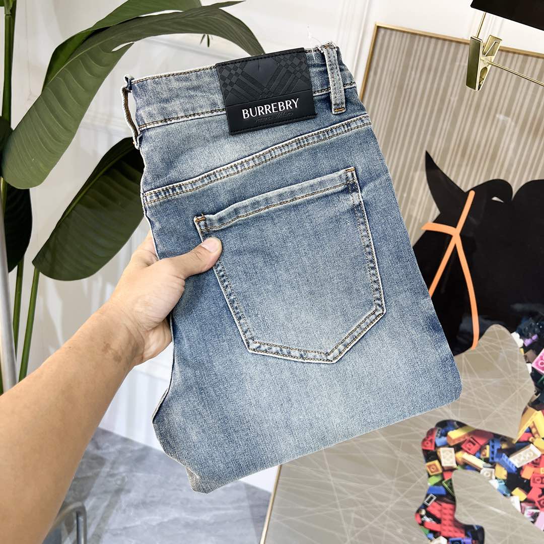 NO:116204,Burberry - 2025ss Snake Spring and Summer New Year jeans. Original 1:1 production, perfect choice for daily life, simple, atmospheric, fashionable and stylish, customized imported tannin fabric, heavy industry washing process, complex and exquisite workmanship. Easy to cater to the needs of all seasons, soft and elastic, smooth and neat, original auxiliary materials, comfortable and easy to match, durable code number 28-38, burberry, jeans, alexander wang19860909巴宝莉 - 2025ss蛇年春夏贺岁款牛仔裤.原单1:1制作,日常必备的完美之选,简单大气亦时尚有型,定制进口丹宁面料 ,重工洗水工艺,做工复杂工艺精湛.轻松迎合四季需要,手感柔软带弹力,流畅利落,原版辅料五金,上身舒适非常易搭耐看码数28-38,,burberry,jeans,alexander wang,Men's clothing