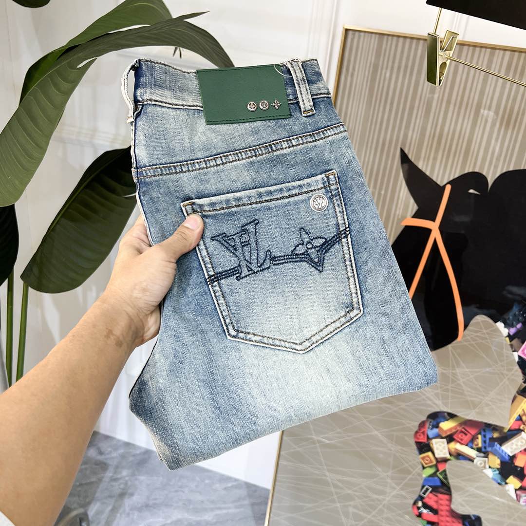 NO:116206,LV - 2025ss Snake Spring and Summer New Year jeans. Original 1:1 production, perfect choice for daily life, simple, atmospheric, fashionable and stylish, customized imported tannin fabric, heavy industry washing process, complex and exquisite workmanship. Easy to meet the needs of all seasons, soft and elastic, smooth and neat, original auxiliary materials, comfortable and easy to match on the upper body, durable code number 28-38,,louis vuitton, jeans, alexander wang19860909LV - 2025ss蛇年春夏贺岁款牛仔裤.原单1:1制作,日常必备的完美之选,简单大气亦时尚有型,定制进口丹宁面料 ,重工洗水工艺,做工复杂工艺精湛.轻松迎合四季需要,手感柔软带弹力,流畅利落,原版辅料五金,上身舒适非常易搭耐看码数28-38,,louis vuitton,jeans,alexander wang,Men's clothing