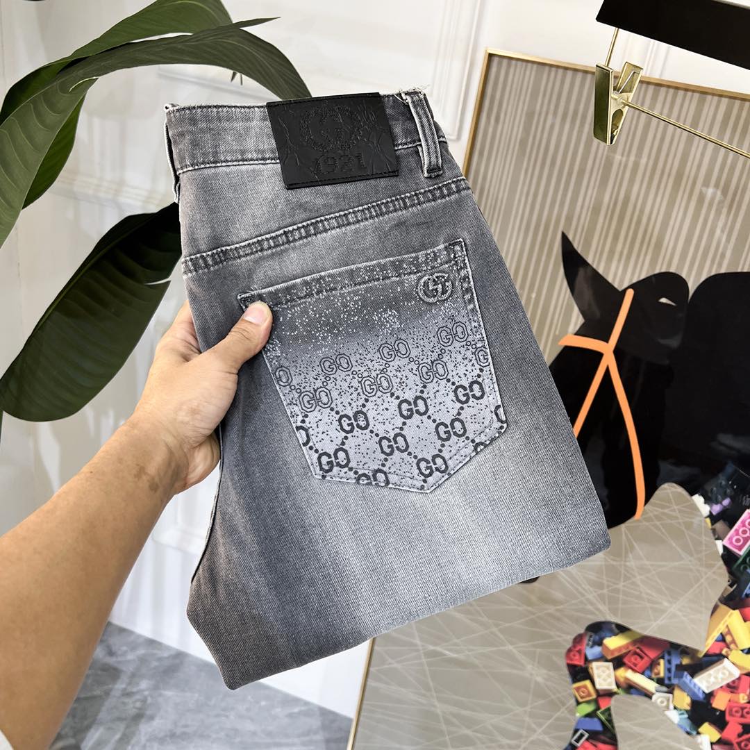 NO:116202,Guqi - 2025ss Snake Spring and Summer New Year jeans. Original 1:1 production, perfect choice for daily life, simple, atmospheric, fashionable and stylish, customized imported tannin fabric, heavy industry washing process, complex and exquisite workmanship. It is easy to meet the needs of the four seasons, soft and elastic, smooth and neat, original auxiliary materials and hardware, comfortable and easy to match on the upper body, durable code number 28-38, jeans, alexander wang19860909古奇 - 2025ss蛇年春夏贺岁款牛仔裤.原单1:1制作,日常必备的完美之选,简单大气亦时尚有型,定制进口丹宁面料 ,重工洗水工艺,做工复杂工艺精湛.轻松迎合四季需要,手感柔软带弹力,流畅利落,原版辅料五金,上身舒适非常易搭耐看码数28-38,,jeans,alexander wang,Men's clothing