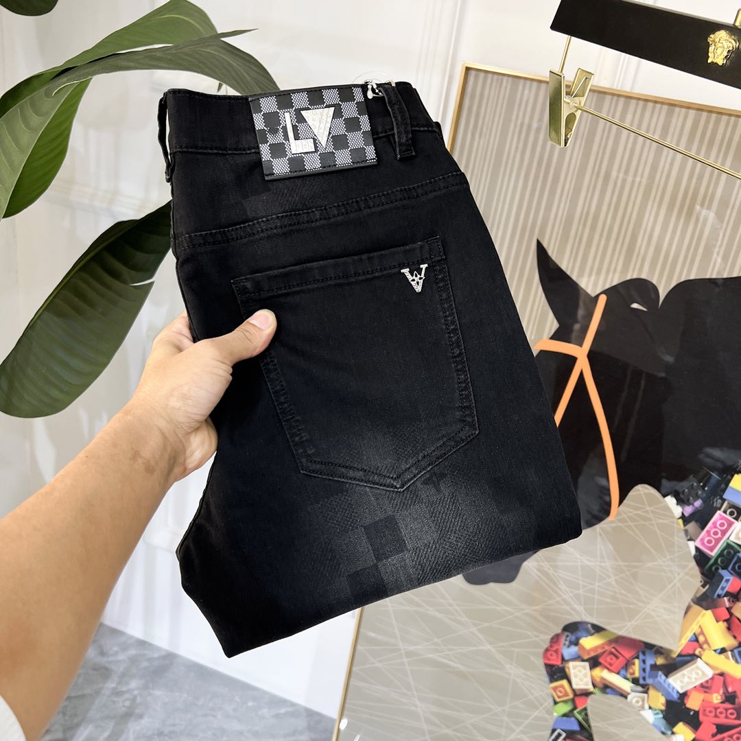 NO:116200,LV - 2025ss Snake Spring and Summer New Year jeans. Original 1:1 production, perfect choice for daily life, simple, atmospheric, fashionable and stylish, customized imported tannin fabric, heavy industry washing process, complex and exquisite workmanship. Easy to meet the needs of all seasons, soft and elastic, smooth and neat, original auxiliary materials, comfortable and easy to match on the upper body, durable code number 28-38,,louis vuitton, jeans, alexander wang19860909LV - 2025ss蛇年春夏贺岁款牛仔裤.原单1:1制作,日常必备的完美之选,简单大气亦时尚有型,定制进口丹宁面料 ,重工洗水工艺,做工复杂工艺精湛.轻松迎合四季需要,手感柔软带弹力,流畅利落,原版辅料五金,上身舒适非常易搭耐看码数28-38,,louis vuitton,jeans,alexander wang,Men's clothing