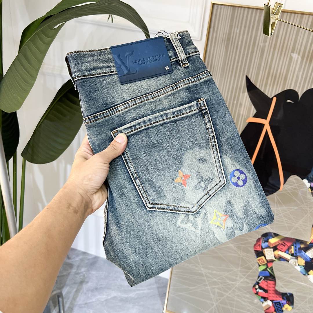 NO:116214,LV - 2025ss Snake Spring and Summer New Year jeans. Original 1:1 production, perfect choice for daily life, simple, atmospheric, fashionable and stylish, customized imported tannin fabric, heavy industry washing process, complex and exquisite workmanship. Easy to meet the needs of all seasons, soft and elastic, smooth and neat, original auxiliary materials, comfortable and easy to match on the upper body, durable code number 28-38,,louis vuitton, jeans, alexander wang19860909LV - 2025ss蛇年春夏贺岁款牛仔裤.原单1:1制作,日常必备的完美之选,简单大气亦时尚有型,定制进口丹宁面料 ,重工洗水工艺,做工复杂工艺精湛.轻松迎合四季需要,手感柔软带弹力,流畅利落,原版辅料五金,上身舒适非常易搭耐看码数28-38,,louis vuitton,jeans,alexander wang,Men's clothing