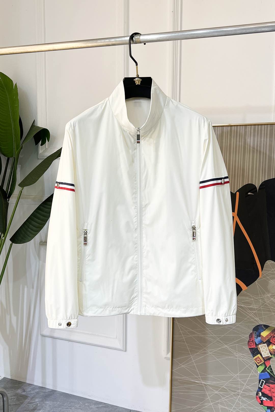 NO:116227,TB - 2025ss Snake Year New Year Spring Jacket, Customized High-quality Polyester Fabric!  Top-level fashion brand elements logo design, complete with three standards!  The original hardware and accessories have smooth lines and exquisite craftsmanship, excellent upper body style, comfortable fabric, windproof and warm, and casual matching are very fashionable, handsome, casual and fashionable men's must-have!  Size M-3XL (model 178/145 catties wear L), Jackets & coats, Jackets & coats, Alexander wang19860909TB - 2025ss蛇年贺岁款春装夹克外套,定制高品质聚酯纤维面料！顶级时尚大牌元素logo设计,三标齐全！原版五金辅料,线条流畅,工艺精致,上身版型超赞,面料舒适,挡风保暖,随意搭配都非常时尚帅气休闲时尚男仕必备款哦！尺码M-3XL（模特178/145斤穿L）,,jackets & coats,jackets & coats,alexander wang,Men's clothing