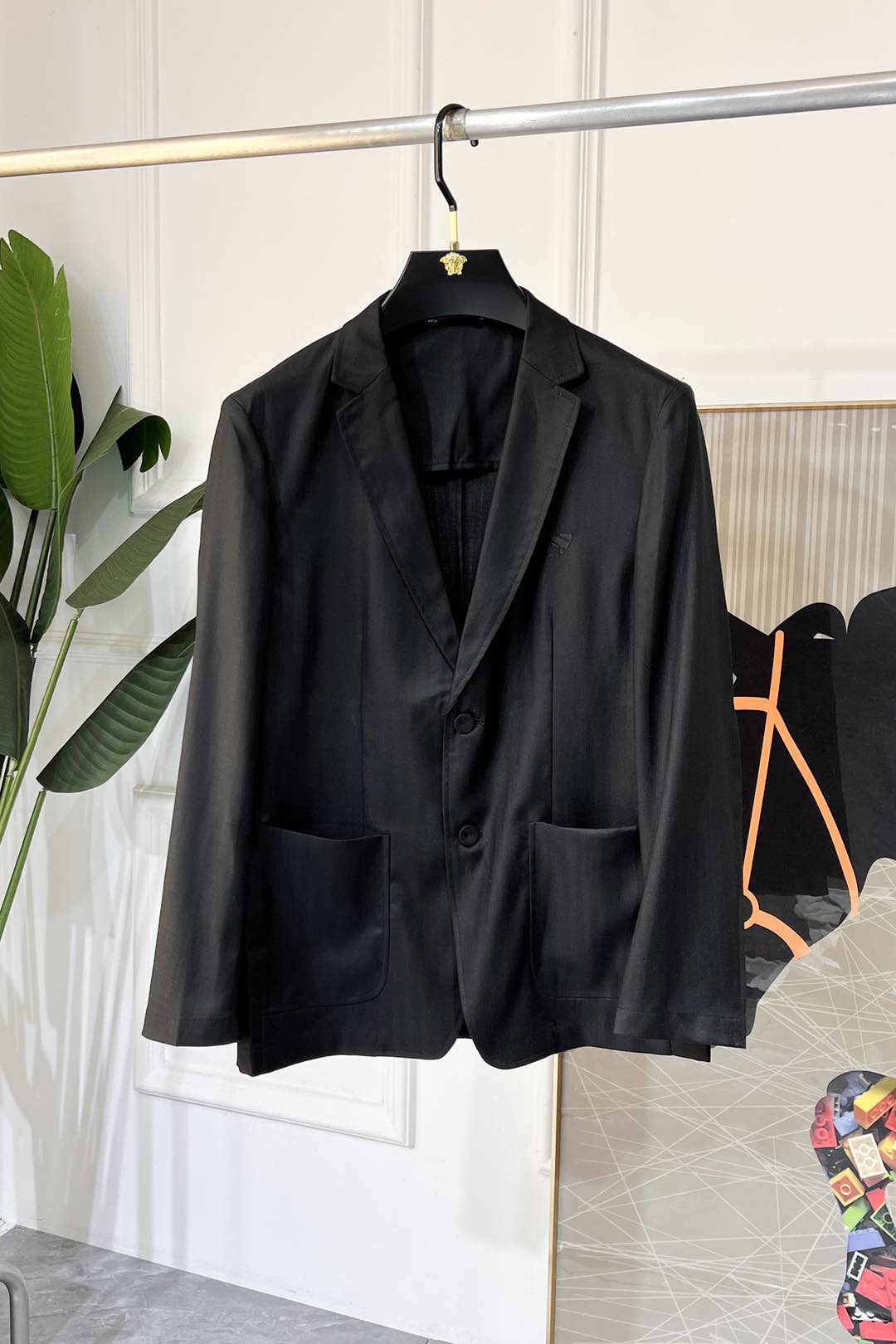 NO:116239,Burberry - 2025ss New Year Spring Fashion Spring Clothes Biggest Casual Suit Jacket The most fashionable and simple design, atmospheric and decent, highlighting exquisiteness in a casual manner. Fabric This technology customized polyester fiber fabric is not a traditional design, it looks more young and fashionable. Details are very particular. The upper body effect is a regular style but the tailoring is very special. The effect is not loose or slim. It is moderate. No matter how fat and thin you wear it, there are different styles and sizes 48-56, burberry, jackets & coats, business suit, alexander wang19860909巴宝莉 - 2025ss贺岁款春装大爆款休闲西装外套 最为时尚简约设计,大气得体,随意中凸显精致.面料 此款科技定制聚酯纤维面料, 不是传统的设计 更加显得年轻时尚 细节 非常讲究 上身效果属于常规款但是剪裁非常特别 效果并不是宽松 也不是修身 属于适中 无论胖瘦穿上身 都有不同的风格尺码48-56,,burberry,jackets & coats,business suit,alexander wang,Men's clothing