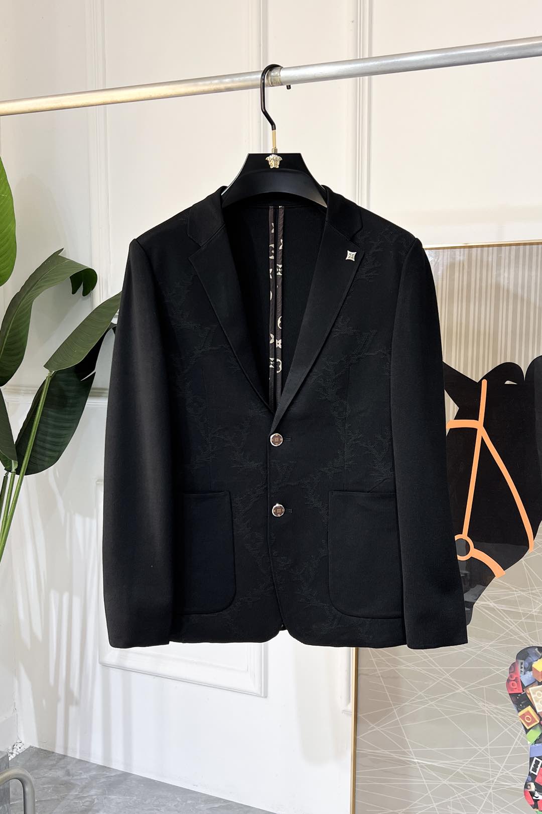 NO:522021,LV - 2025ss New Year's New Year's autumn and winter hottest casual knitted suit jacket. The most fashionable and simple design, atmospheric and decent, highlighting exquisiteness in a casual manner. Fabrics This technology customized polyester fiber fabric is not a traditional design, it looks more young and fashionable. Details are very particular. The upper body effect is a regular style but the tailoring is very special. The effect is not loose or slim. It is moderate. No matter how fat and thin you wear it, there are different styles and sizes 48-56,,louis vuitton,jackets & coats,business suit,alexander wang19860909LV - 2025ss贺岁款秋冬大爆款休闲针织西装外套 最为时尚简约设计,大气得体,随意中凸显精致.面料 此款科技定制聚酯纤维面料, 不是传统的设计 更加显得年轻时尚 细节 非常讲究 上身效果属于常规款但是剪裁非常特别 效果并不是宽松 也不是修身 属于适中 无论胖瘦穿上身 都有不同的风格尺码48-56,,louis vuitton,jackets & coats,business suit,alexander wang,Men's clothing