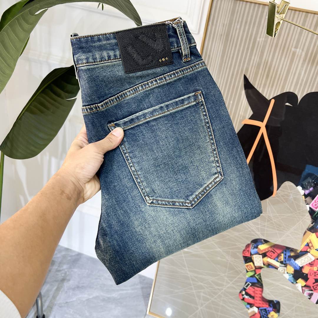 NO:116232,LV - 2025ss Snake Spring and Summer New Year jeans. Original 1:1 production, perfect choice for daily life, simple, atmospheric, fashionable and stylish, customized imported tannin fabric, heavy industry washing process, complex and exquisite workmanship. Easy to meet the needs of all seasons, soft and elastic, smooth and neat, original auxiliary materials, comfortable and easy to match on the upper body, durable code number 29-38,,louis vuitton, jeans, alexander wang19860909LV - 2025ss蛇年春夏贺岁款牛仔裤.原单1:1制作,日常必备的完美之选,简单大气亦时尚有型,定制进口丹宁面料 ,重工洗水工艺,做工复杂工艺精湛.轻松迎合四季需要,手感柔软带弹力,流畅利落,原版辅料五金,上身舒适非常易搭耐看码数29-38,,louis vuitton,jeans,alexander wang,Men's clothing