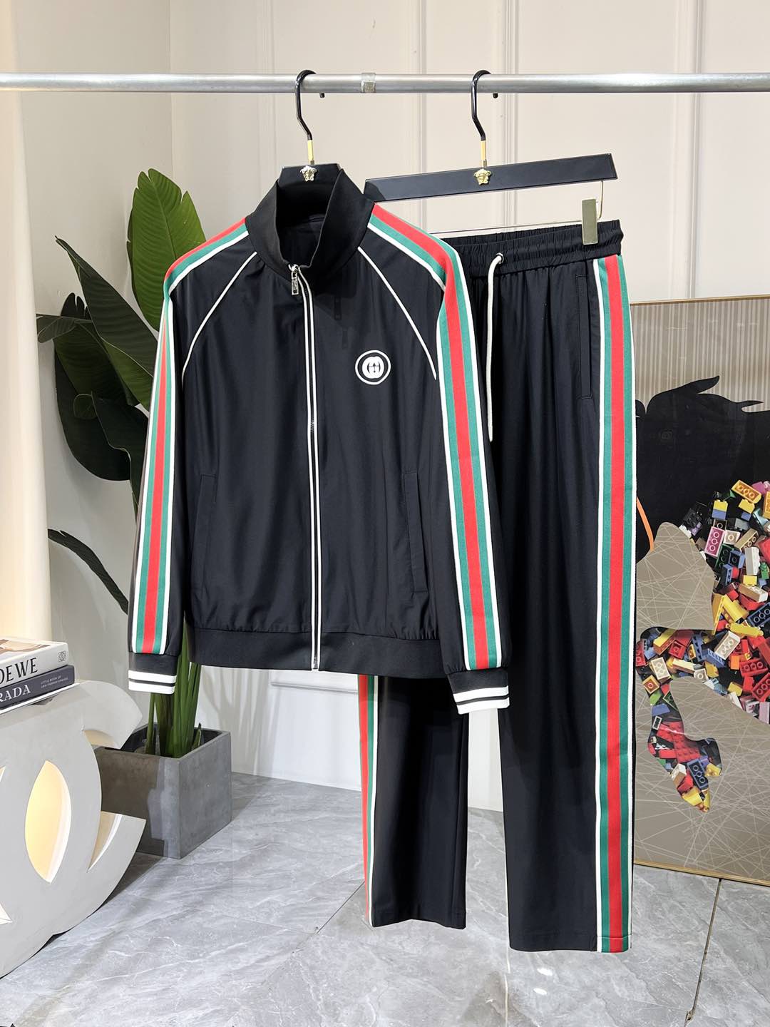 NO:116220,Guqi - 2025ss Snake Year Spring Clothing New Casual Set!  Celebrities’ favorite fashion casual suits, simple and generous, craft design on the official website!  Clean and neat tailored, full of urban style. It is available for exclusive top custom fabrics, soft and dry, and the upper body has a crisp and stylish effect. The three-dimensional cutting process and the style are all high-standard and appropriate silhouette versions!  It’s not tight, just feel good when you wear it. With so many top-quality raw materials, you can create high-end products with unparalleled value. The first choice for high-end fashion fashion people with a complete range of three standards, and the upper body effect is super good!  Code number M-3XL, alexander wang19860909古奇 - 2025ss蛇年春装新品休闲套装！明星最爱时装味休闲套装 简单大方,官网11工艺设计！干净利落剪裁 都市风十足 可供独家顶级定制面料,手感软糯干爽,上身效果挺括有型.立体裁剪工艺,版型上都是高标准,恰当好处的廓型版！又恰恰不紧绷,穿上心情就好,如此众多的顶级原料,打造出价值感无与伦比的高端产品,三标齐全高端潮流时尚人士首选,上身效果超级好看！码数M-3XL,,alexander wang,Men's clothing