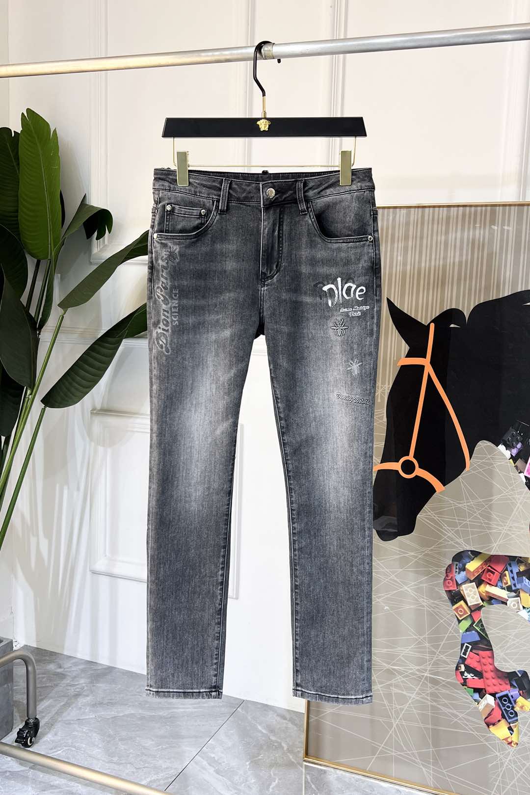 NO:116228,Dior - 2025ss Snake Spring and Summer New Year jeans. Original 1:1 production, perfect choice for daily life, simple, atmospheric, fashionable and stylish, customized imported tannin fabric, heavy industry washing process, complex and exquisite workmanship. Easy to cater to the needs of all seasons, soft and elastic, smooth and neat, original auxiliary materials, comfortable and easy to match on the upper body, durable code number 29-38,,dior,jeans,alexander wang19860909迪奥 - 2025ss蛇年春夏贺岁款牛仔裤.原单1:1制作,日常必备的完美之选,简单大气亦时尚有型,定制进口丹宁面料 ,重工洗水工艺,做工复杂工艺精湛.轻松迎合四季需要,手感柔软带弹力,流畅利落,原版辅料五金,上身舒适非常易搭耐看码数29-38,,dior,jeans,alexander wang,Men's clothing