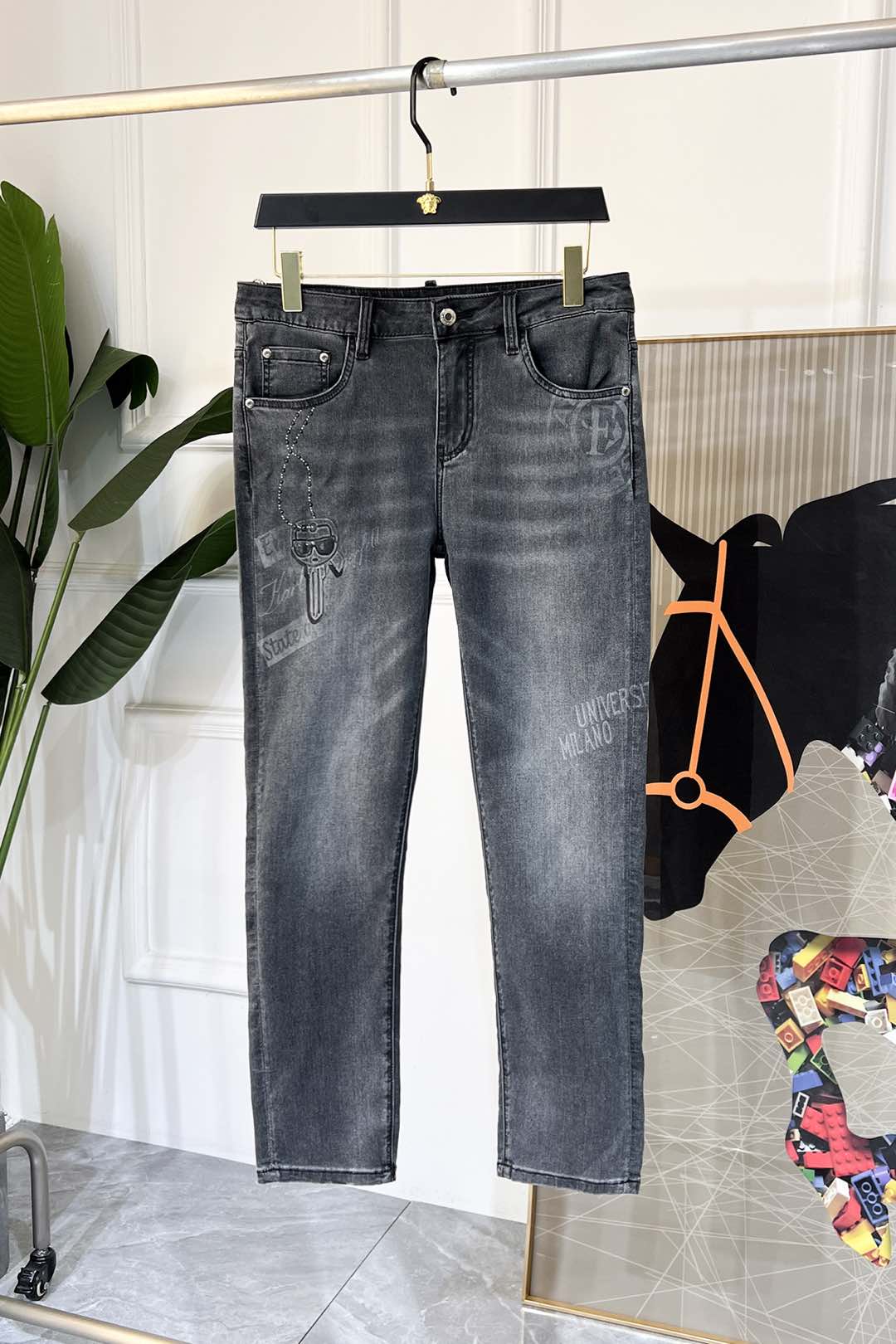 NO:116231,Fendi - 2025ss Snake Spring and Summer New Year jeans. Original 1:1 production, perfect choice for daily life, simple, atmospheric, fashionable and stylish, customized imported tannin fabric, heavy industry washing process, complex and exquisite workmanship. Easy to cater to the needs of all seasons, soft and elastic, smooth and neat, original auxiliary hardware, comfortable and easy to match on the upper body, durable code number 29-38, fendi, jeans, alexander wang19860909芬迪 - 2025ss蛇年春夏贺岁款牛仔裤.原单1:1制作,日常必备的完美之选,简单大气亦时尚有型,定制进口丹宁面料 ,重工洗水工艺,做工复杂工艺精湛.轻松迎合四季需要,手感柔软带弹力,流畅利落,原版辅料五金,上身舒适非常易搭耐看码数29-38,,fendi,jeans,alexander wang,Men's clothing