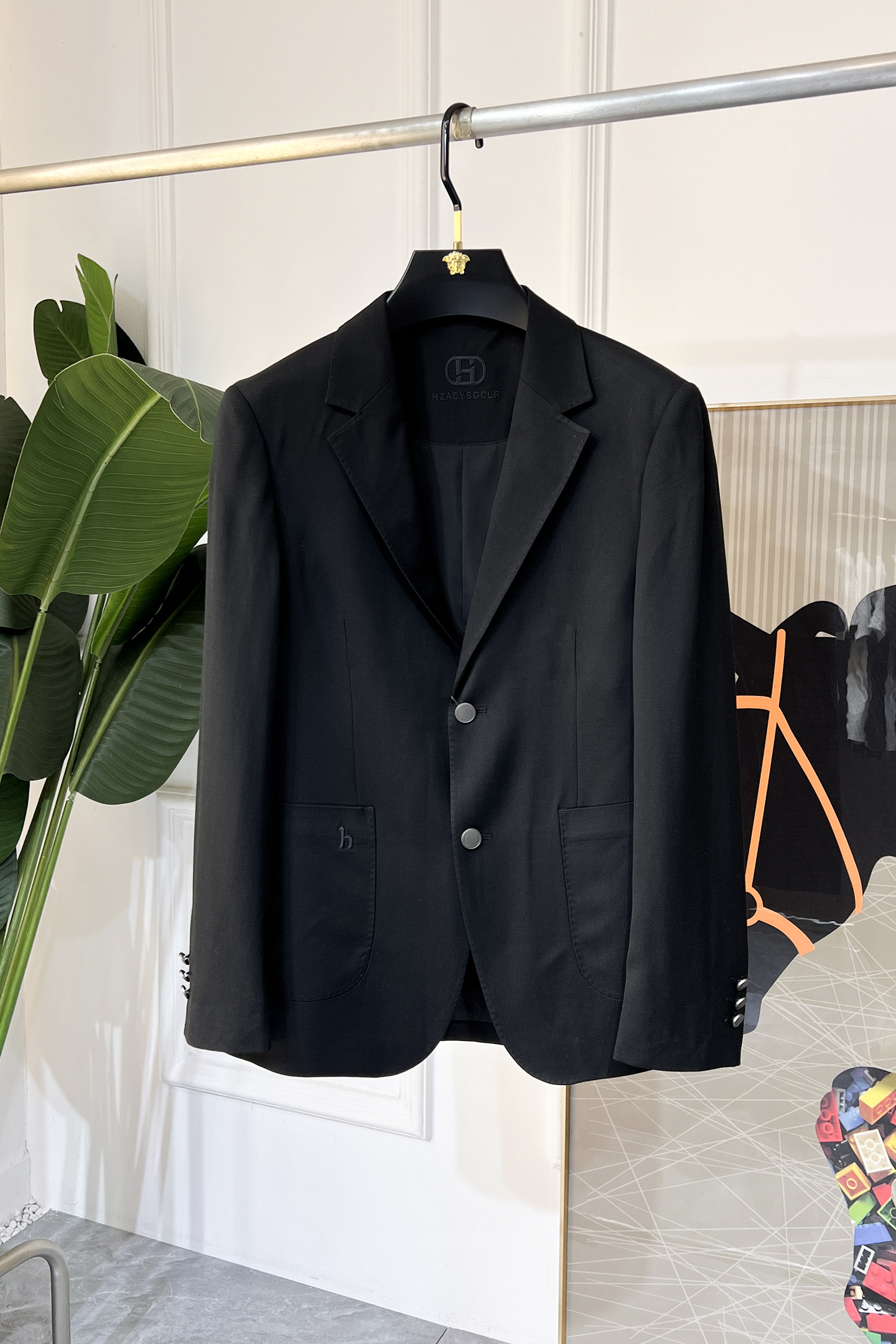 NO:116277,Hermas - 2025ss New Year Spring Fashion Spring Clothes Biggest Casual Suit Jacket The most fashionable and simple design, atmospheric and decent, highlighting exquisiteness in a casual manner. Fabric This technology customized polyester fiber fabric is not a traditional design, it looks more young and fashionable. Details are very particular. The upper body effect is a regular style but the tailoring is very special. The effect is not loose or slim. It is moderate. No matter how fat and thin you wear it, there are different styles and sizes 48-56,, hermes, jackets & coats, business suit, alexander wang19860909爱玛仕 - 2025ss贺岁款春装大爆款休闲西装外套 最为时尚简约设计,大气得体,随意中凸显精致.面料 此款科技定制聚酯纤维面料, 不是传统的设计 更加显得年轻时尚 细节 非常讲究 上身效果属于常规款但是剪裁非常特别 效果并不是宽松 也不是修身 属于适中 无论胖瘦穿上身 都有不同的风格尺码48-56,,hermes,jackets & coats,business suit,alexander wang,Men's clothing