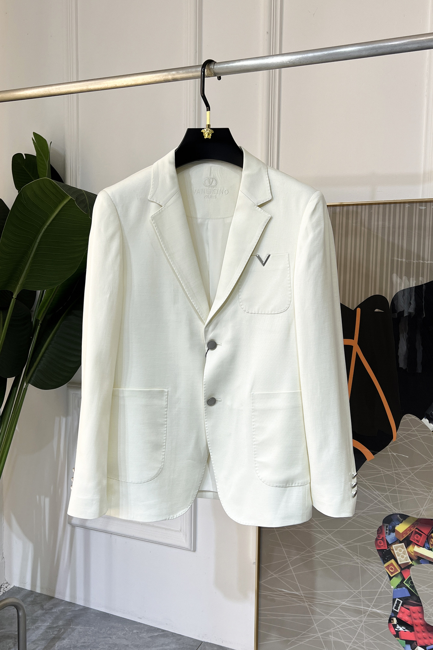 NO:116274,Valentino - 2025ss New Year Spring Fashion Spring Clothes Biggest Casual Suit Jacket The most fashionable and simple design, atmospheric and decent, highlighting exquisiteness in a casual manner. Fabric This technology customized polyester fiber fabric is not a traditional design, it looks more young and fashionable. Details are very particular. The upper body effect is a regular style but the tailoring is very special. The effect is not loose or slim. It is moderate. No matter how fat and thin you wear the upper body, there are different styles and sizes 48-56, valentino, jackets & coats, business suit, alexander wang19860909华伦天奴 - 2025ss贺岁款春装大爆款休闲西装外套 最为时尚简约设计,大气得体,随意中凸显精致.面料 此款科技定制聚酯纤维面料, 不是传统的设计 更加显得年轻时尚 细节 非常讲究 上身效果属于常规款但是剪裁非常特别 效果并不是宽松 也不是修身 属于适中 无论胖瘦穿上身 都有不同的风格尺码48-56,,valentino,jackets & coats,business suit,alexander wang,Men's clothing