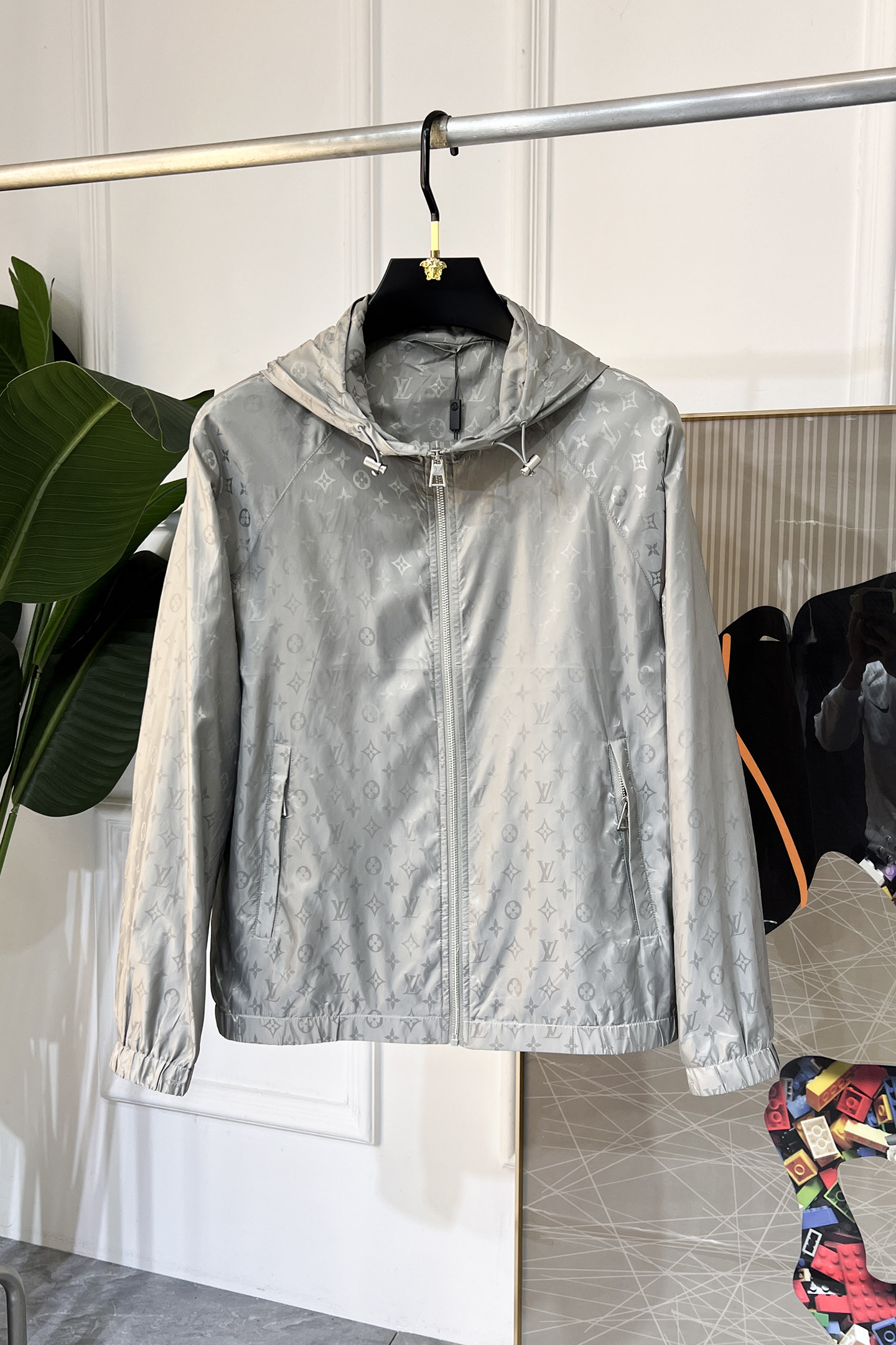 NO:116265,LV - 2025ss Snake Year New Year Spring Jacket Jacket, customized high-quality polyester fiber fabric!  Top-level fashion brand elements logo design, complete with three standards!  The original hardware and accessories have smooth lines and exquisite craftsmanship, excellent upper body style, comfortable fabric, windproof and warm, and casual matching are very fashionable, handsome, casual and fashionable men's must-have!  Size M-3XL (model 178/145 catties wear L), louis vuitton, jackets & coats, jackets & coats, alexander wang19860909LV - 2025ss蛇年贺岁款春装夹克外套,定制高品质聚酯纤维面料！顶级时尚大牌元素logo设计,三标齐全！原版五金辅料,线条流畅,工艺精致,上身版型超赞,面料舒适,挡风保暖,随意搭配都非常时尚帅气休闲时尚男仕必备款哦！尺码M-3XL（模特178/145斤穿L）,,louis vuitton,jackets & coats,jackets & coats,alexander wang,Men's clothing