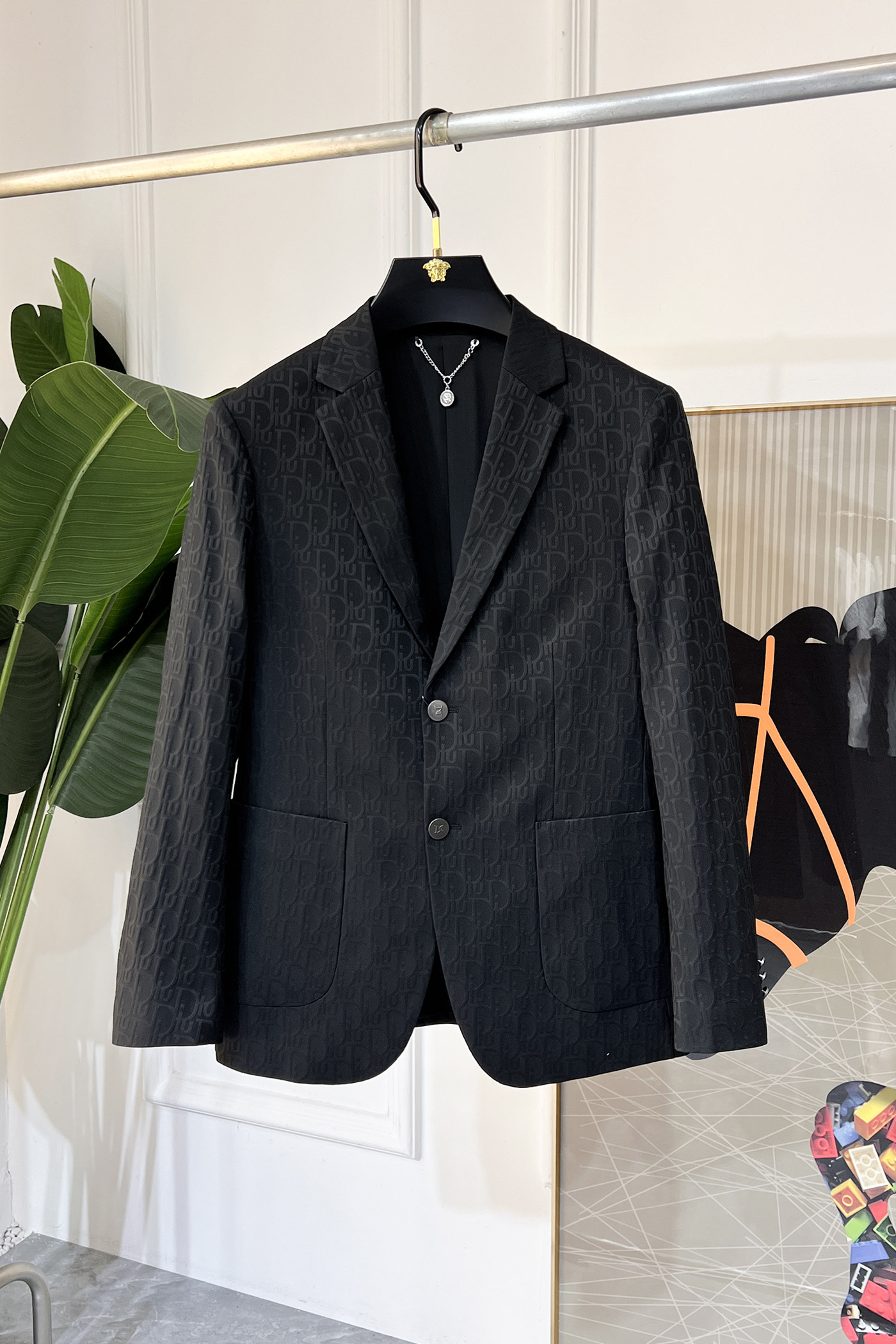 NO:116280,Dior - 2025ss New Year Spring Fashion Spring Clothes Biggest Casual Suit Jacket The most fashionable and simple design, atmospheric and decent, highlighting exquisiteness in a casual manner. Fabric This technology customized polyester fiber fabric is not a traditional design, it looks more young and fashionable. Details are very particular. The upper body effect is a regular style but the tailoring is very special. The effect is not loose or slim. It is moderate. No matter how fat and thin you wear it, there are different styles and sizes 48-56,,dior,jackets & coats,business suit,alexander wang19860909迪奥 - 2025ss贺岁款春装大爆款休闲西装外套 最为时尚简约设计,大气得体,随意中凸显精致.面料 此款科技定制聚酯纤维面料, 不是传统的设计 更加显得年轻时尚 细节 非常讲究 上身效果属于常规款但是剪裁非常特别 效果并不是宽松 也不是修身 属于适中 无论胖瘦穿上身 都有不同的风格尺码48-56,,dior,jackets & coats,business suit,alexander wang,Men's clothing