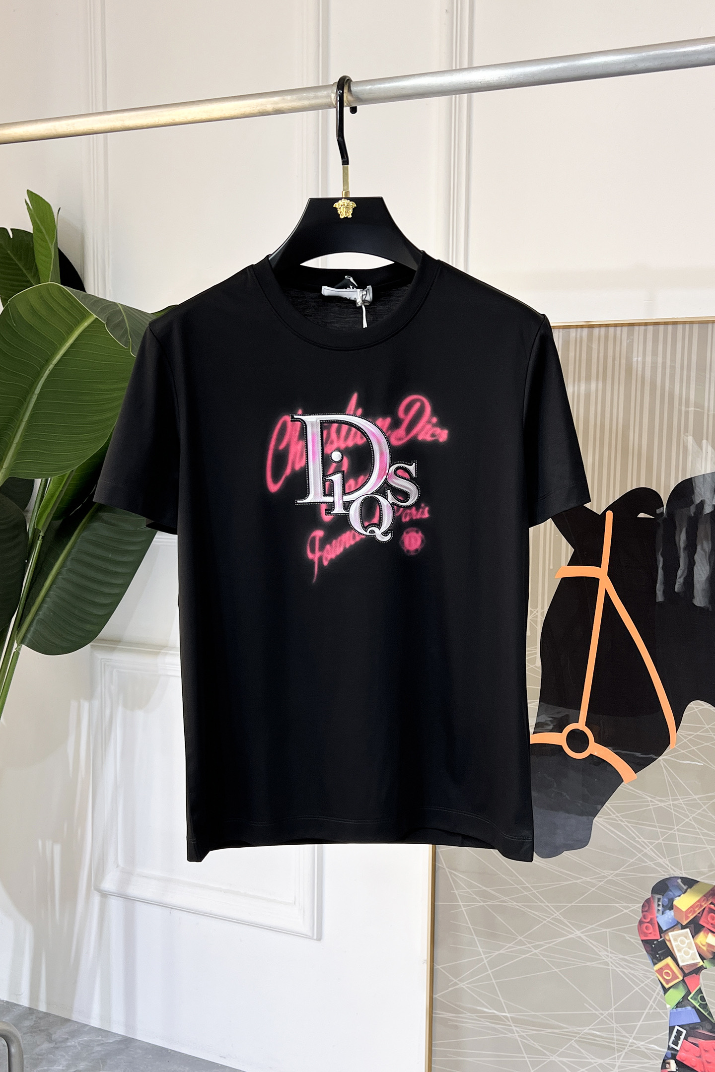 NO:117714,Dior - 2025ss Snake Year New Year Spring and Summer Boutique Short-sleeved T-shirts Synchronized by the official website High-end quality Customized top mercerized cotton fabrics, 1:1 made by top manufacturers, fashionable big brand heavy craftsmanship logo design, soft and delicate touch, skin-friendly and comfortable to wear, versatile and casual, the upper body is very good, handsome, a must-have for trendy men Size M-3XL Maximum wearable 190 pounds!  ,dior,T-shirt,tees,t-shirt,alexander wang19860909迪奥 - 2025ss蛇年贺岁款春夏精品短袖T恤 官网同步 高端品质 定制顶级丝光棉面料,顶级大厂1:1制作,时尚大牌重工艺logo设计,手感柔软细腻 穿着亲肤舒适 百搭休闲 上身非常赞 帅气 潮男必备品 尺码M-3XL 最大可穿190斤！,,dior,T-shirt,tees，t-shirt,alexander wang,Men's clothing