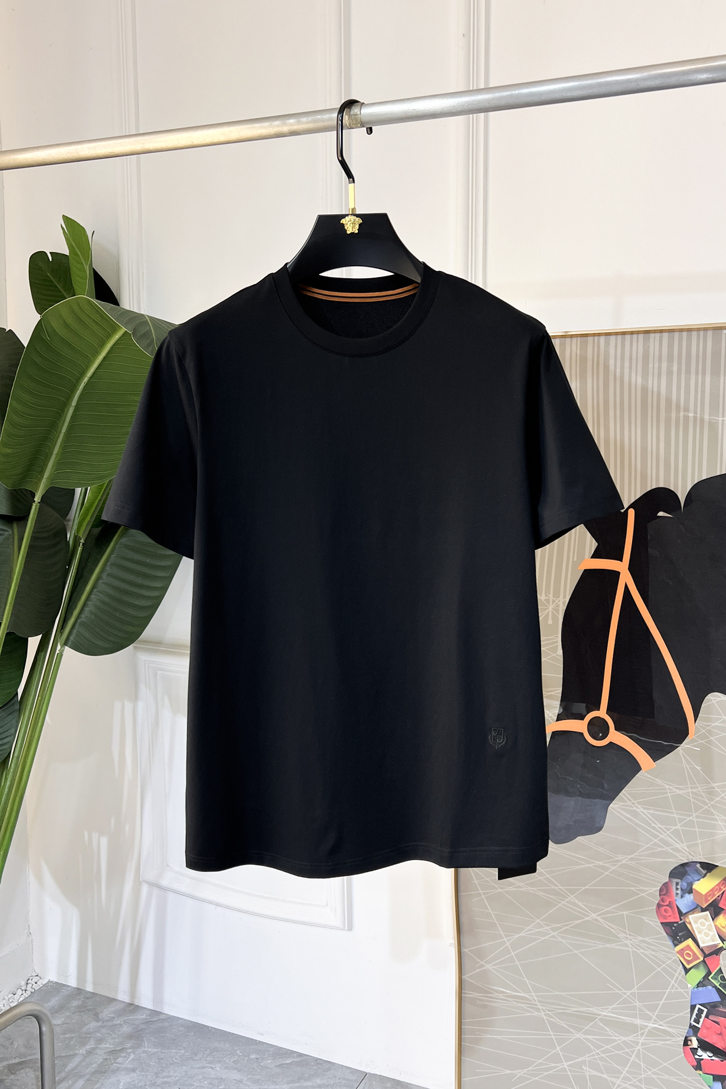 NO:118931,LP Nouyou - 2025ss Snake Year New Year Spring and Summer Boutique Short-sleeved T-shirts Synchronized by the official website High-end quality Customized top mercerized cotton fabrics, 1:1 made by top manufacturers, fashionable big brand heavy craftsmanship logo design, soft and delicate touch, skin-friendly and comfortable to wear, versatile and casual, the upper body is very good, handsome, a must-have for trendy men, slightly loose size S-4XL, maximum wearable 220-230 pounds!  ,loro piana,T-shirt,tees,t-shirt,alexander wang19860909LP诺悠 - 2025ss蛇年贺岁款春夏精品短袖T恤 官网同步 高端品质 定制顶级丝光棉面料,顶级大厂1:1制作,时尚大牌重工艺logo设计,手感柔软细腻 穿着亲肤舒适 百搭休闲 上身非常赞 帅气 潮男必备品 微宽松尺码S-4XL 最大可穿220-230斤！,,loro piana,T-shirt,tees，t-shirt,alexander wang,Men's clothing