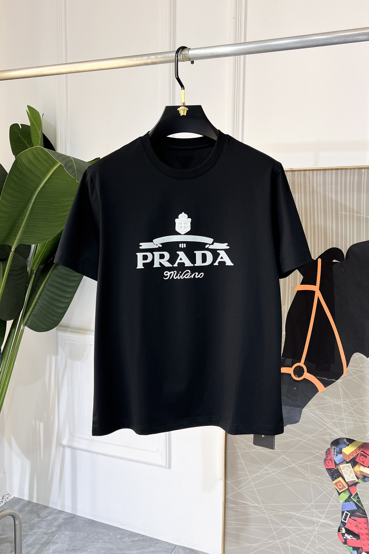 NO:117707,Prada - 2025ss Snake Year New Year Spring and Summer Boutique Short-sleeved T-shirts Synchronized by the official website High-end quality Customized top mercerized cotton fabrics, 1:1 made by top manufacturers, fashionable big brand heavy craftsmanship logo design, soft and delicate touch, skin-friendly and comfortable to wear, versatile and casual, the upper body is very good, handsome, a must-have for trendy men, slightly loose size S-4XL, maximum wearable 220-230 pounds!  ,,prada,T-shirt,tees,t-shirt,alexander wang19860909普拉达 - 2025ss蛇年贺岁款春夏精品短袖T恤 官网同步 高端品质 定制顶级丝光棉面料,顶级大厂1:1制作,时尚大牌重工艺logo设计,手感柔软细腻 穿着亲肤舒适 百搭休闲 上身非常赞 帅气 潮男必备品 微宽松尺码S-4XL 最大可穿220-230斤！,,prada,T-shirt,tees，t-shirt,alexander wang,Men's clothing