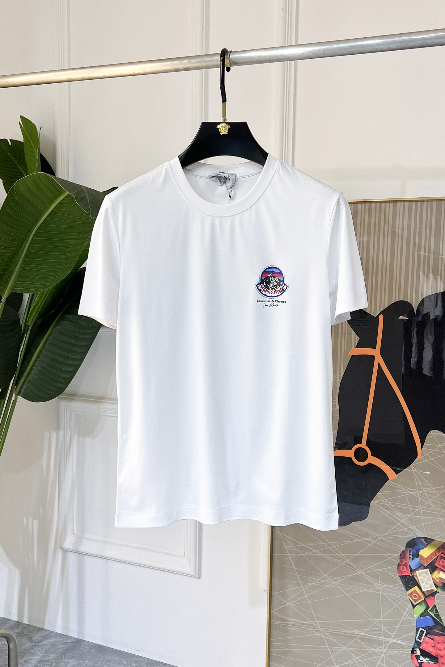 NO:117697,The cover - 2025ss Snake Year New Year Spring and Summer Boutique Short-sleeved T-shirts Synchronized by the official website High-end quality Customized top mercerized cotton fabrics, 1:1 made by top manufacturers, fashionable and heavy craftsmanship logo design, soft and delicate touch, skin-friendly and comfortable to wear, versatile and casual, the upper body is very good, handsome, a must-have for trendy men Size M-3XL Maximum wearable 190 pounds!  ,Moncler,T-shirt,tees,t-shirt,alexander wang19860909蒙口 - 2025ss蛇年贺岁款春夏精品短袖T恤 官网同步 高端品质 定制顶级丝光棉面料,顶级大厂1:1制作,时尚大牌重工艺logo设计,手感柔软细腻 穿着亲肤舒适 百搭休闲 上身非常赞 帅气 潮男必备品 尺码M-3XL 最大可穿190斤！,,Moncler,T-shirt,tees，t-shirt,alexander wang,Men's clothing